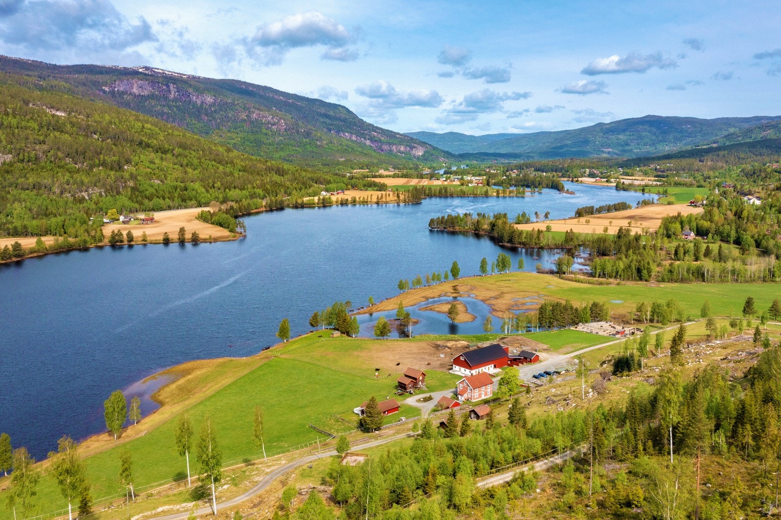 Gården har lang privat strandlinje som er hele 1 km lang. Alle jorder og beiter har ny, fast gjerding med toppstokk. Galleribilde