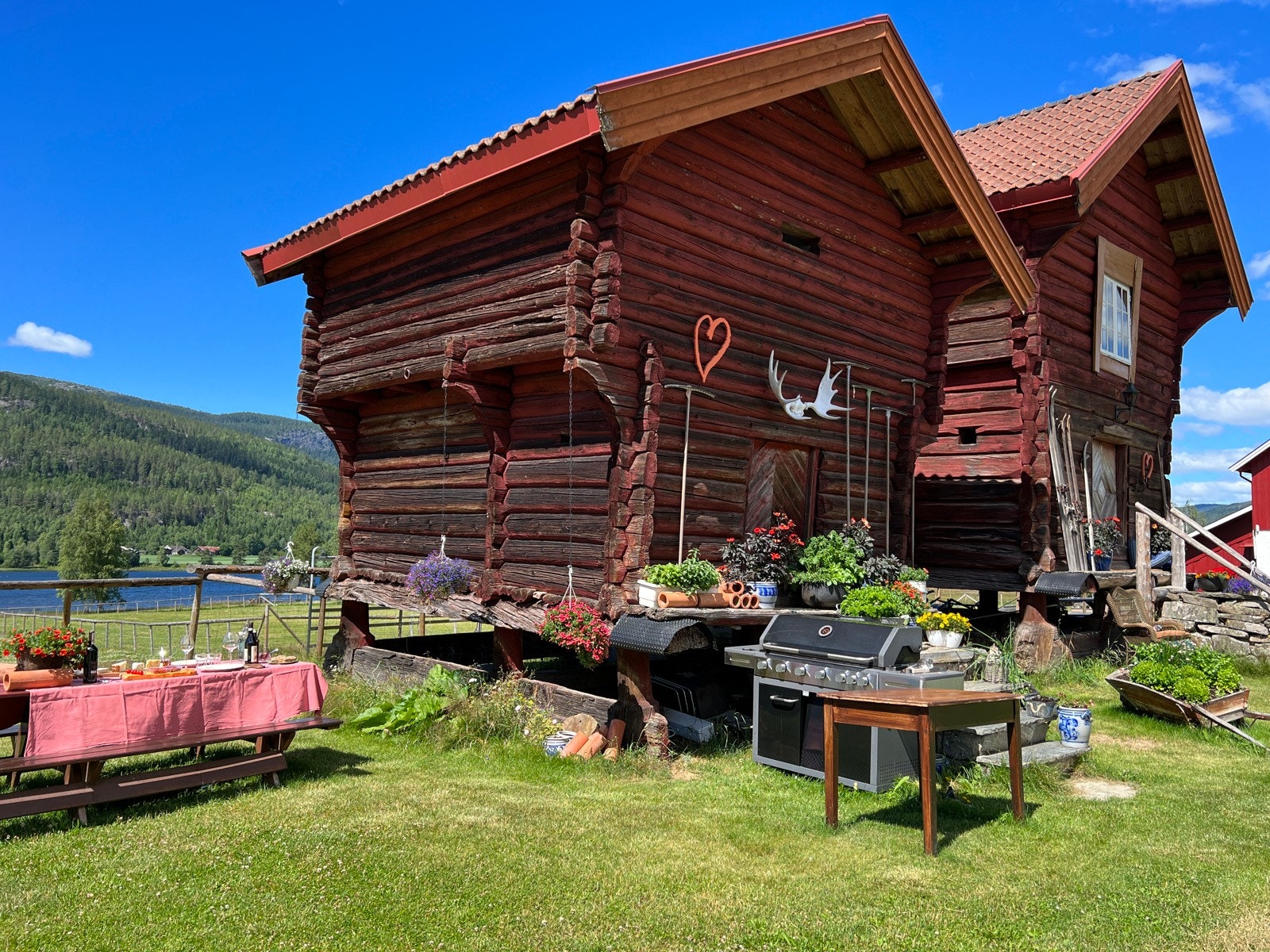 De eldgamle stabburene på Fløtterud er blitt godt tatt vare på. De er tørre og fine og de har nye tak og de kan absolutt brukes! Det vesle stabburet er, av dagens eier, blitt brukt til å lage spekeskinker, bacon og fenalår. Galleribilde
