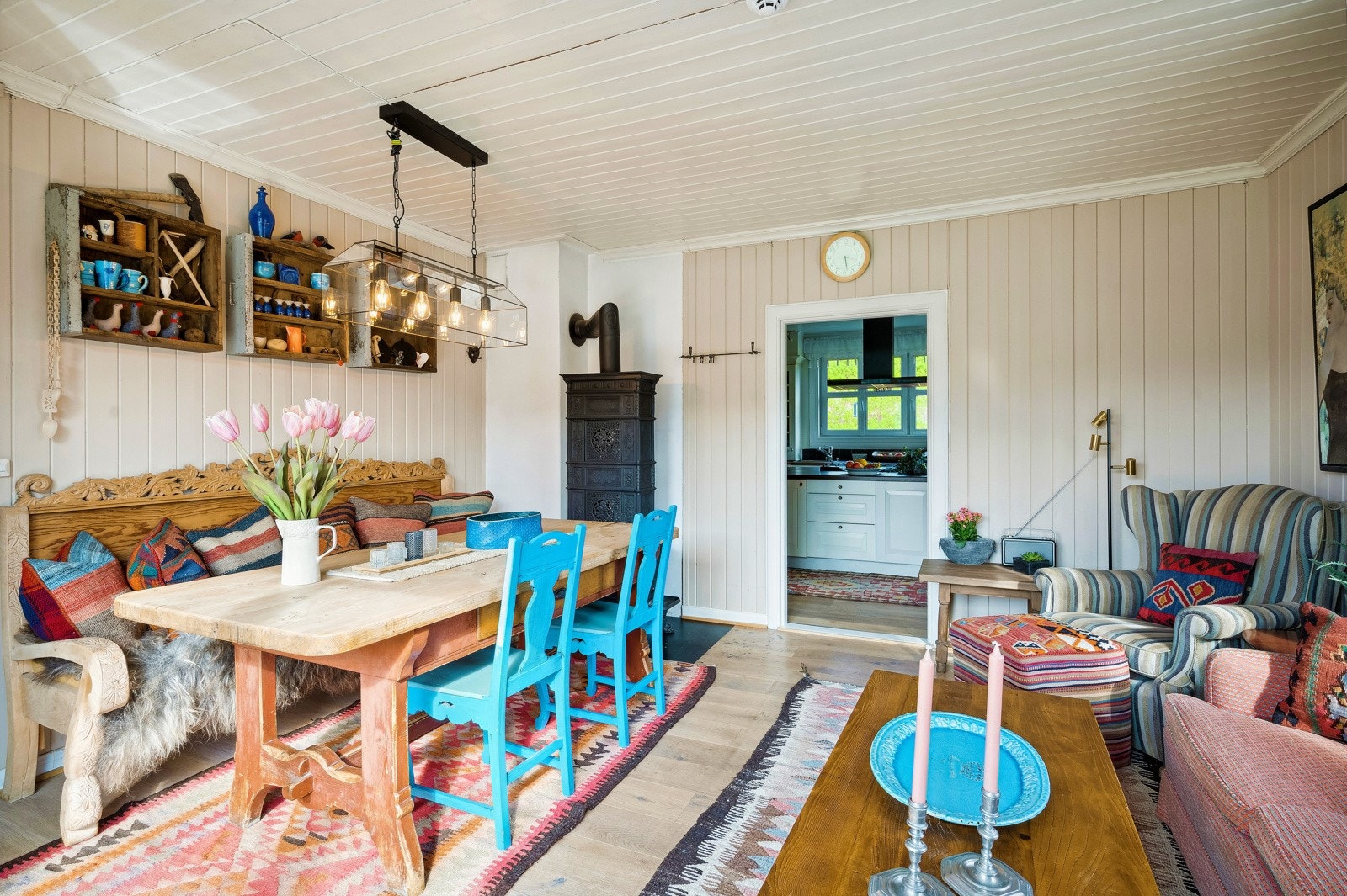 Vestvendt, solrikt allrom med store vinduer (skyvedør), som gir en fantastisk utsikt mot de gamle stabburene, jordene og elven. Husets mest brukte rom! Galleribilde