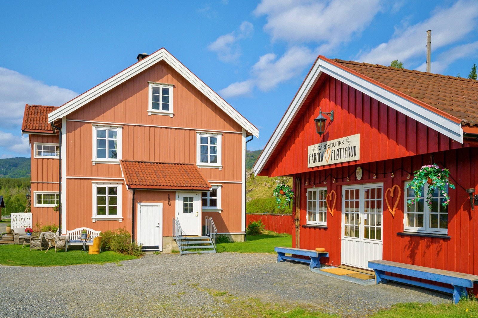 Tunet på Fløtterud er rammet inn av bygninger som gir et lunt og trivelig inntun. Galleribilde