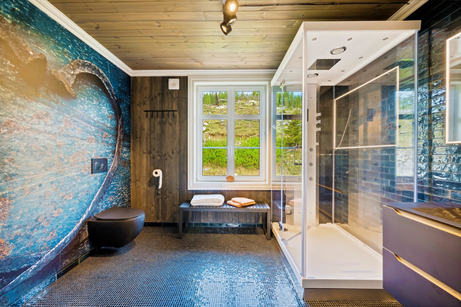 Lekkert bad med steamdusj og matt, svart baderomsinnredning. Galleribilde