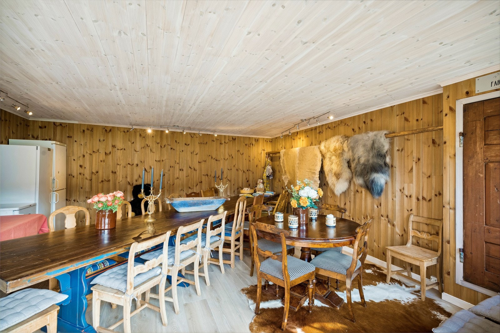 Gårdsbutikken har i senere tid blitt benyttet til serveringslokale dersom man må trekke innomhus. Her er det plass til 25 personer til bords. Galleribilde