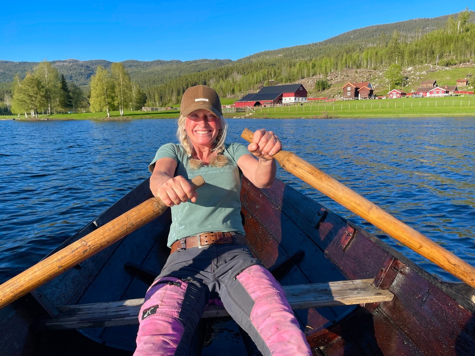 Eieren sjøl ønsker velkommen! En gammel Åfjordsfæring har funnet veien til Numedalslågen og dagens eier elsker lukta av tjære og å måtte legge seg på årene og måtte jobbe litt. Båten heter Fort nok og hun har også en rigg og originalt seil! Galleribilde