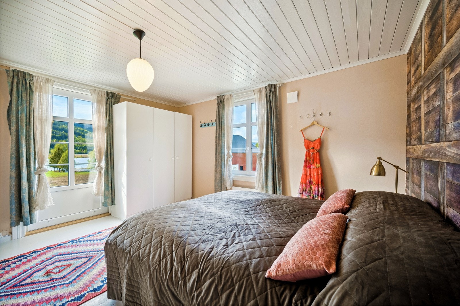 Stort soverom med vindu mot nord og øst. Moderne ny oppusset med lekker enstavsparkett, kalkmaling og fototapet. Galleribilde