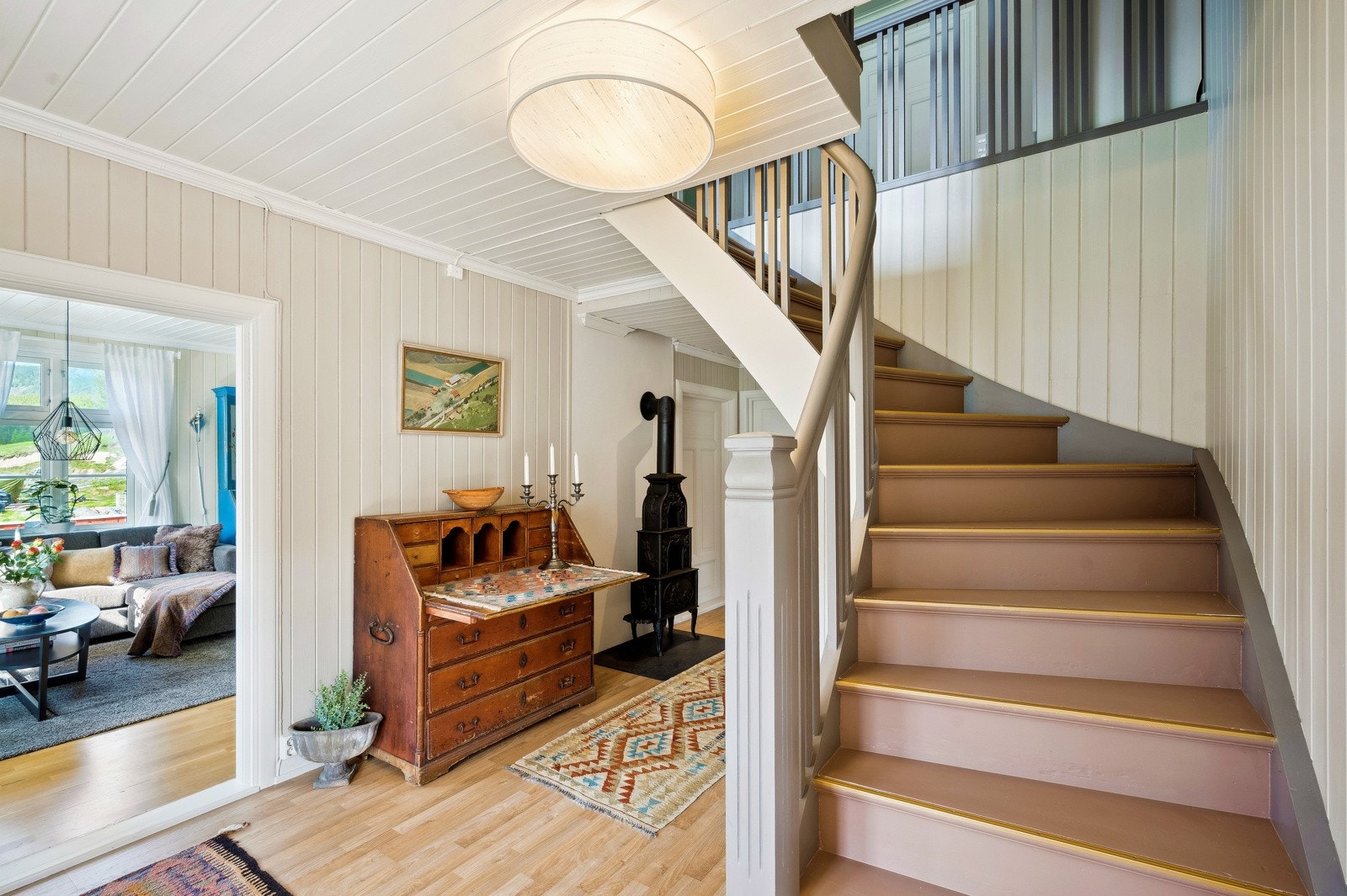 Hallen og trapperommet er nyoppusset. Trappen er den gamle, originale trappen, som er pent pusset opp. Galleribilde