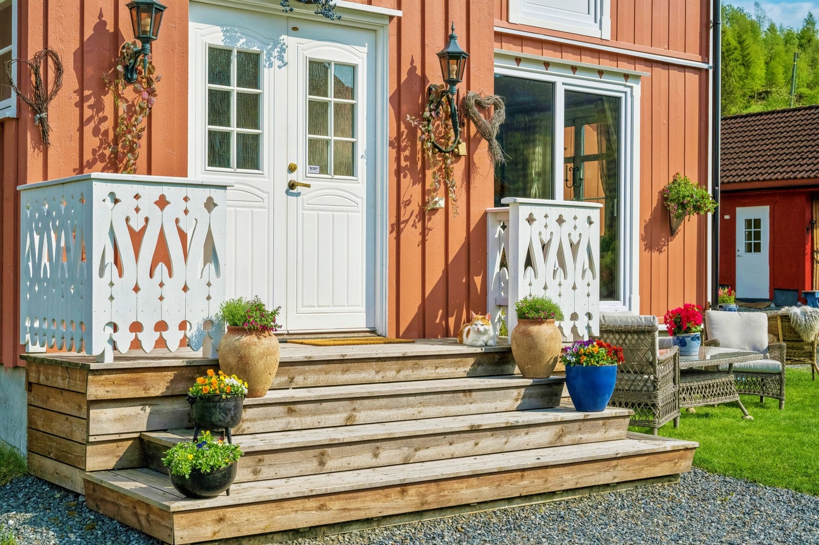 Våningshusets hovedinngang ligger midt på huset mot tunet, et flott sted å ta i mot dine gjester. Her kan du nyte stillheten, soloppgangen eller solnedgangen i eget gårdstun! Galleribilde