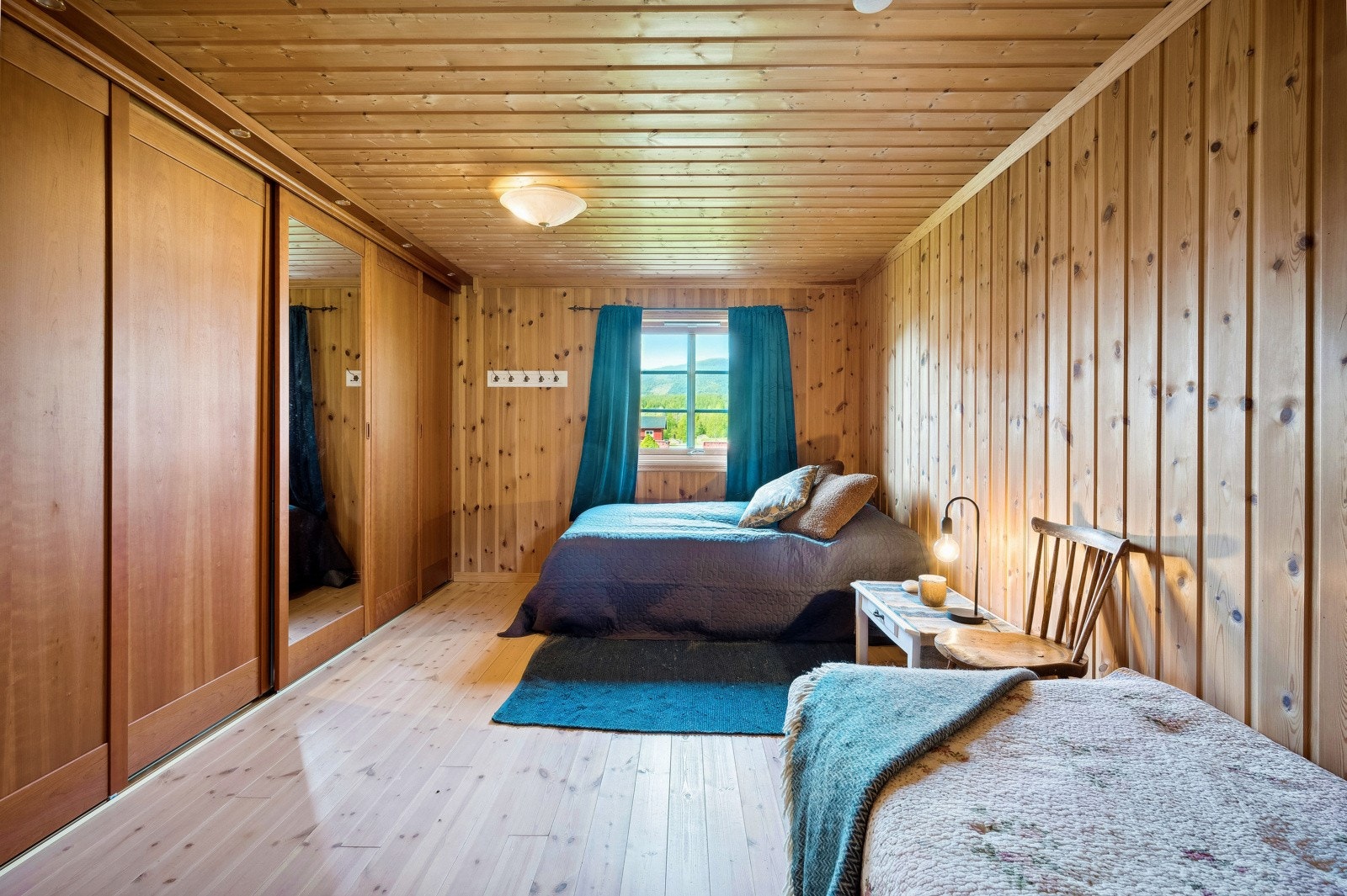 Stort, innbydende soverom praktisk skyvedørsgarderobe langs hele langveggen. Galleribilde