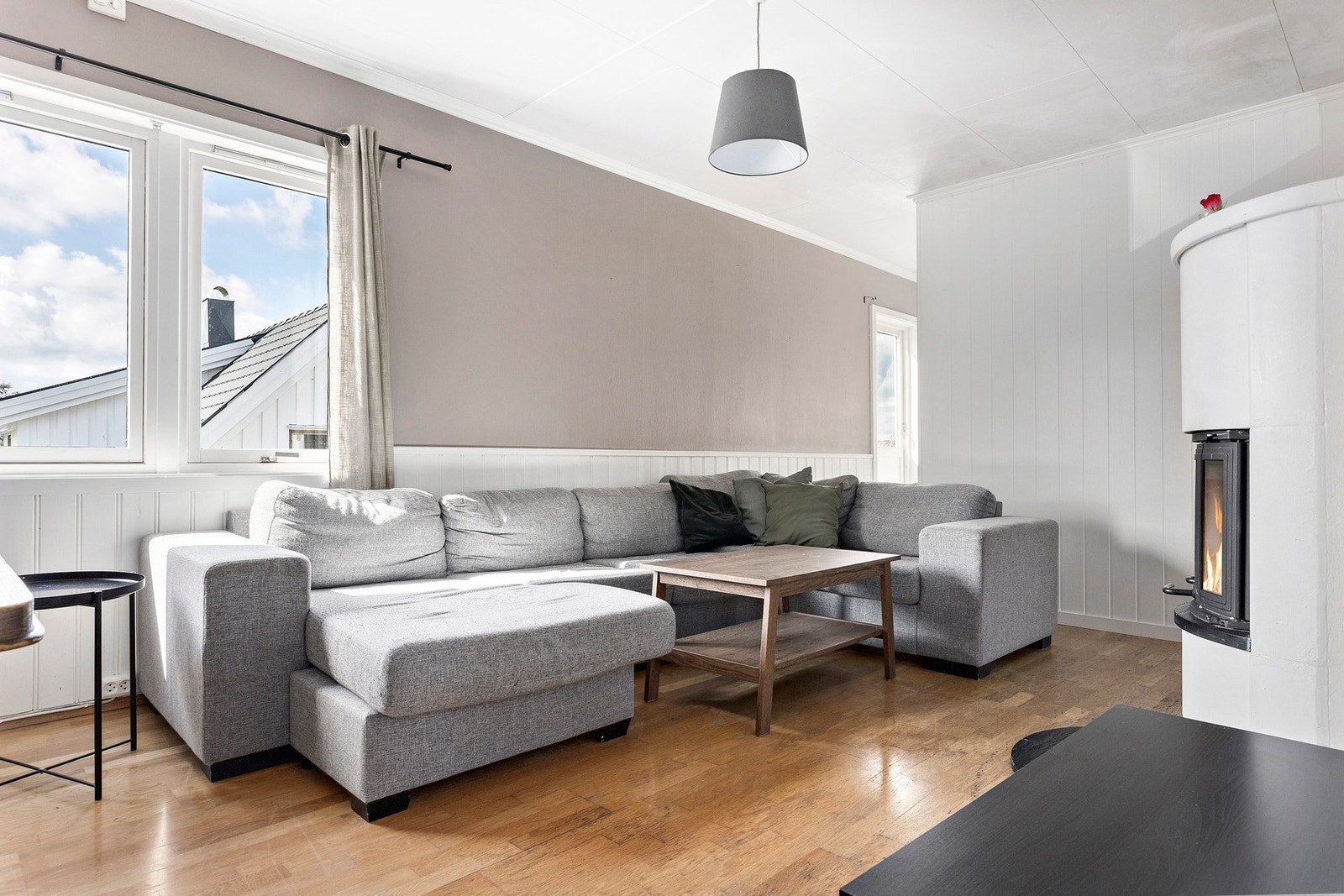 Stuen er utstyrt med en peis som gir god varme i vintermånedene. Galleribilde