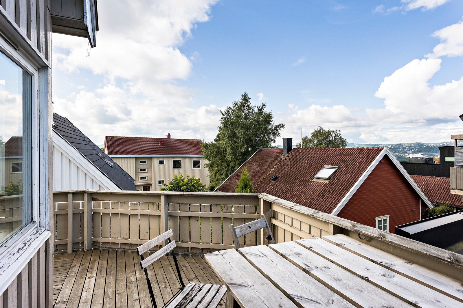 Fra stuen har du tilgang til en solrik terrasse. Galleribilde