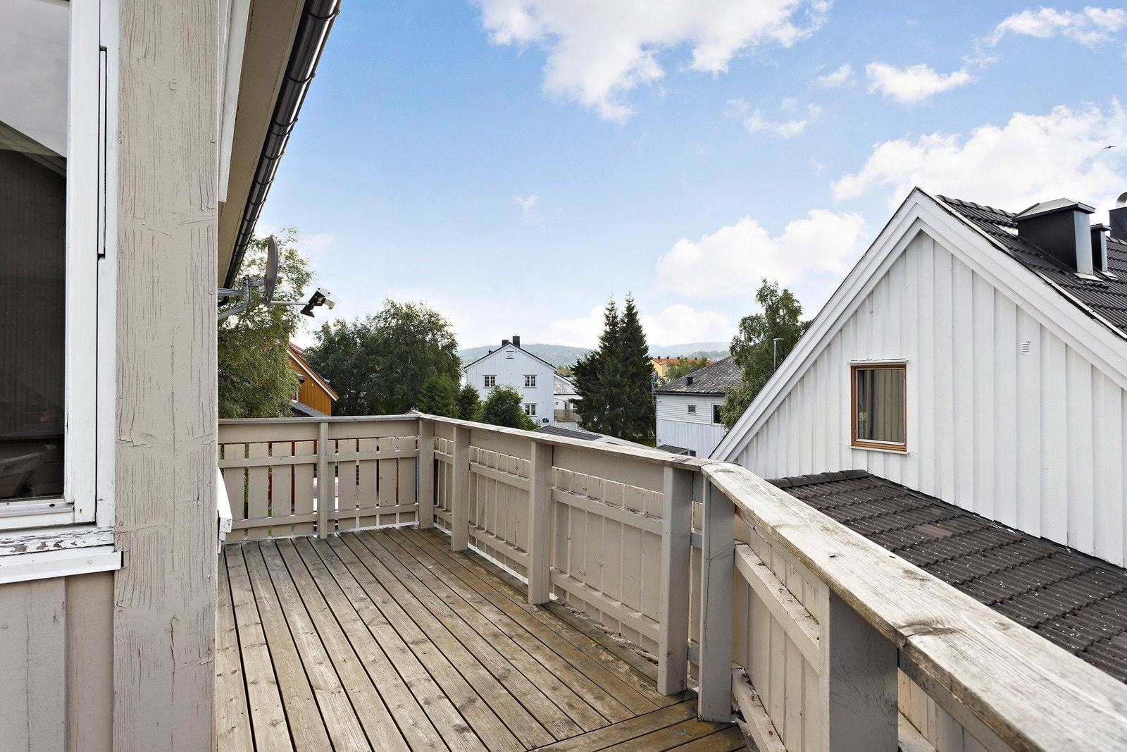 Terrassen er vendt mot sørvest, som gir deg gode solforhold på ettermiddags/kveldstid. Galleribilde