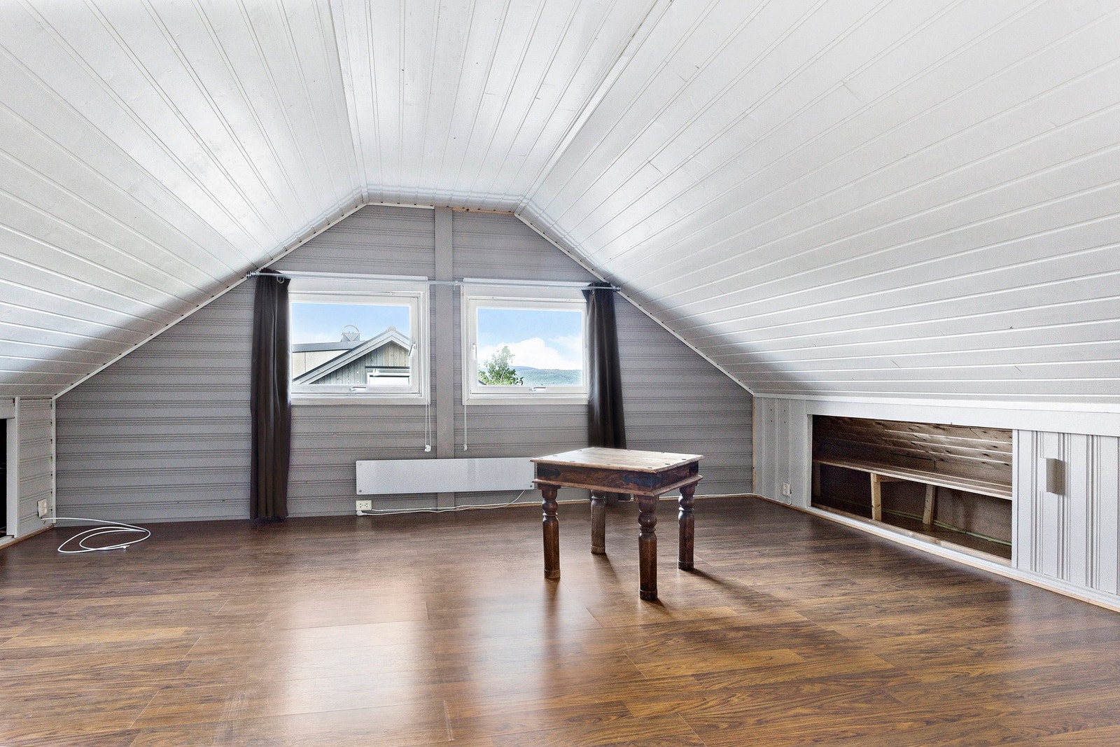 På loftet har du en loftstue/soverom på 12 kvm. Loft er ikke godkjent til boligformål, og er innredet uten at dette er byggemeldt eller godkjent. Galleribilde