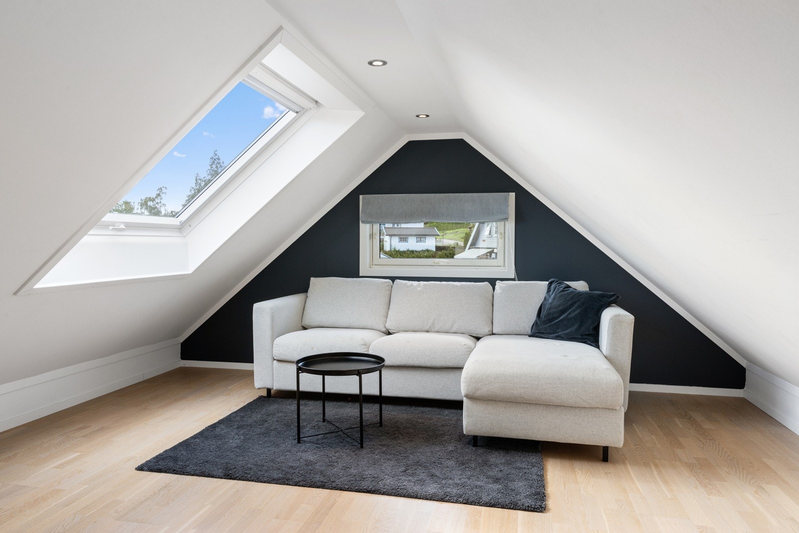 Dette er det perfekte oppholdsstedet for ungdommen! Det gjøres oppmerksom på at dette ikke er omsøkt/godkjent. Loftet har heller ikke godkjent rømningsvei og er derfor ikke godkjent til varig opphold. Galleribilde