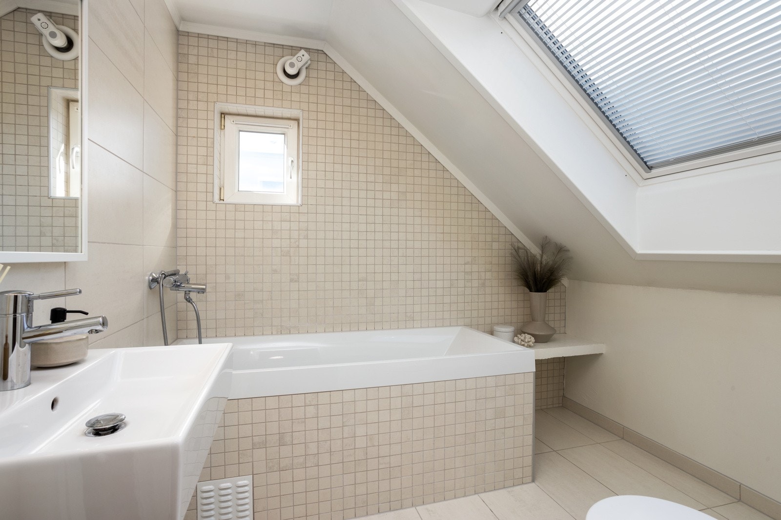 Flislagt bad m/ varmekabler fra 2010. Badet fremstår tidløst og delikat Galleribilde