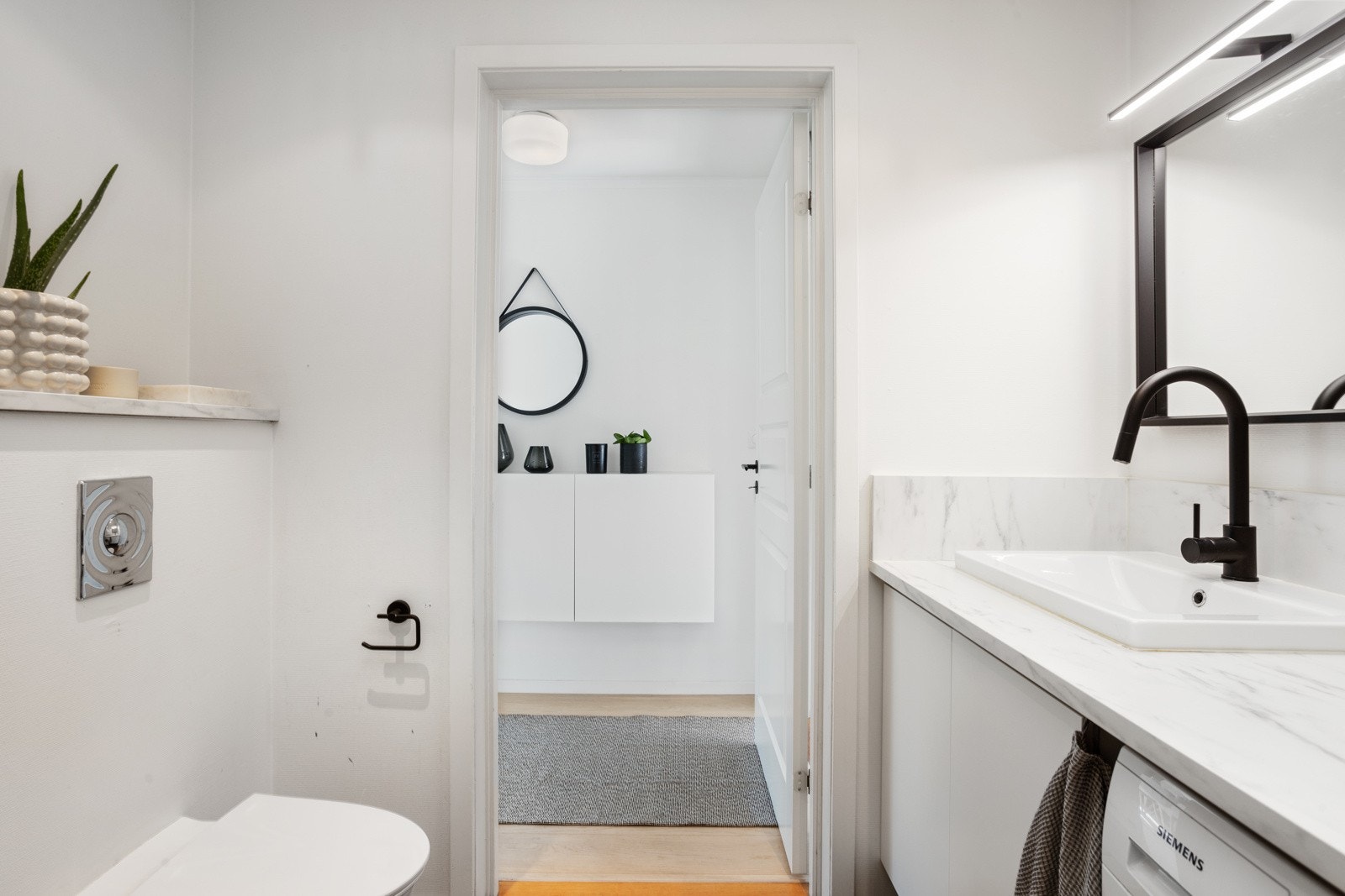 Badet er pusset opp i 2006, men fremstår lyst og moderne. Dusjkabinett, vask, armatur og benkeplate ble oppgradert i 2019 Galleribilde