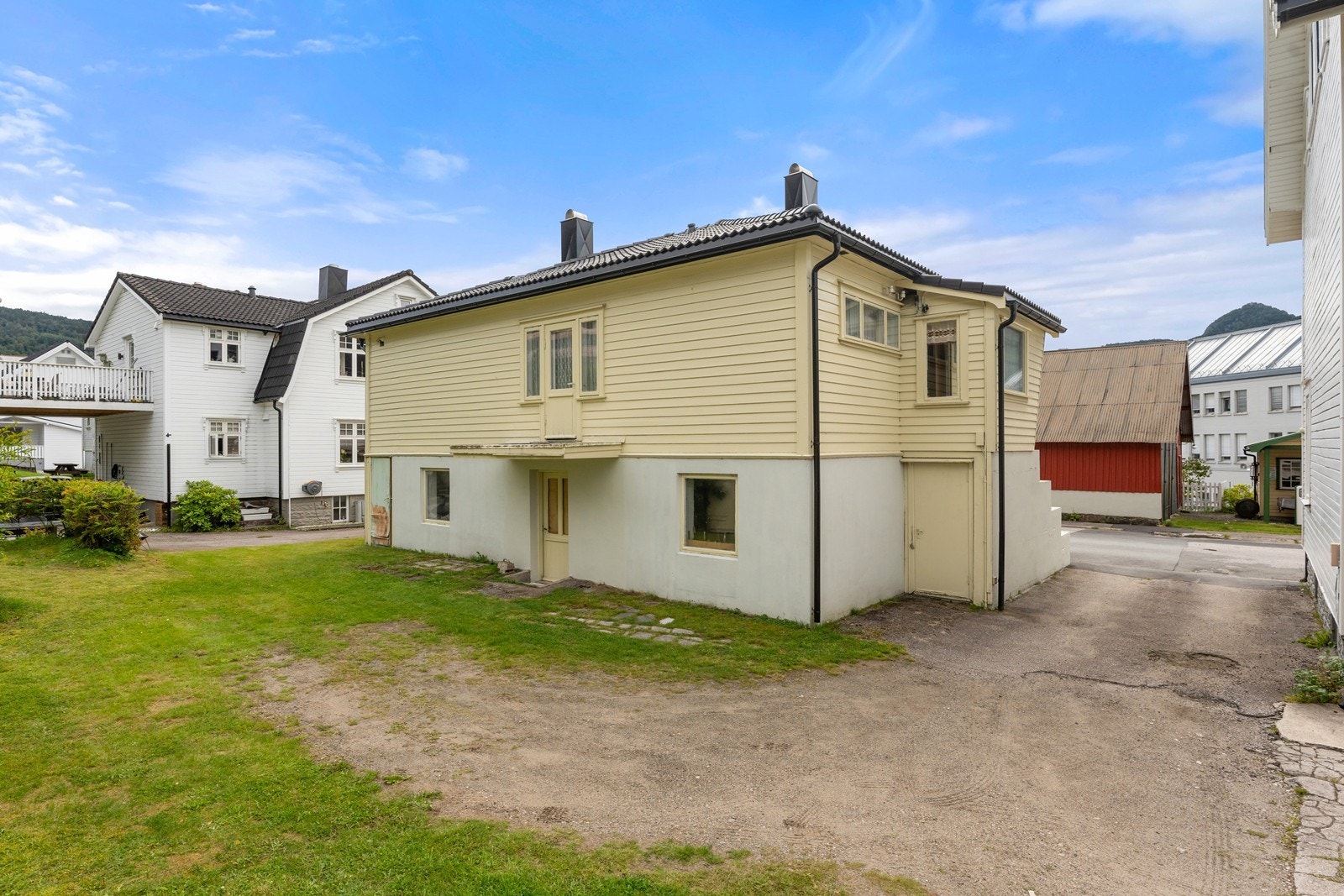Koselig gårdsrom med god plass til parkering. Galleribilde