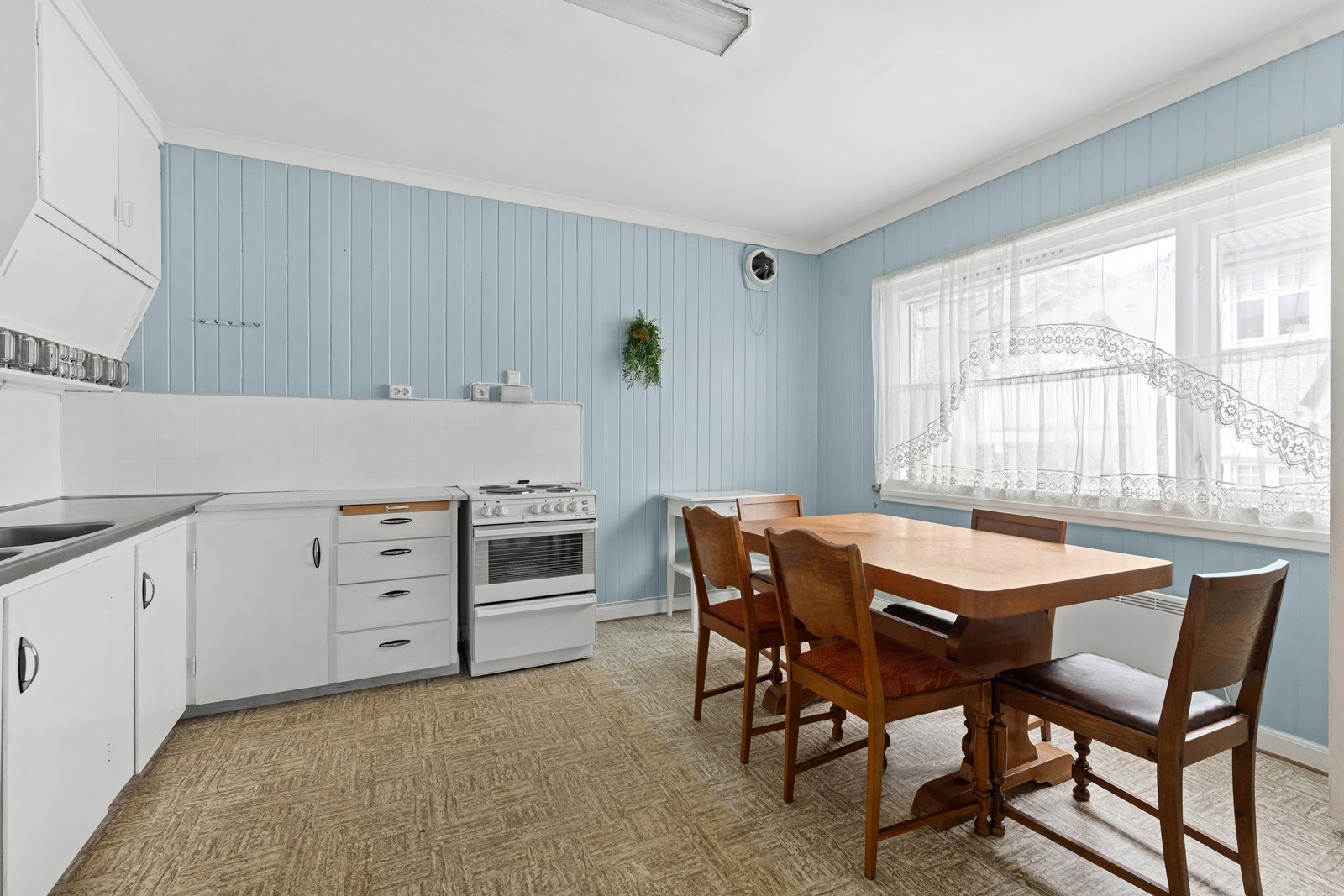 Stort kjøkken med plass til spisebord. Galleribilde