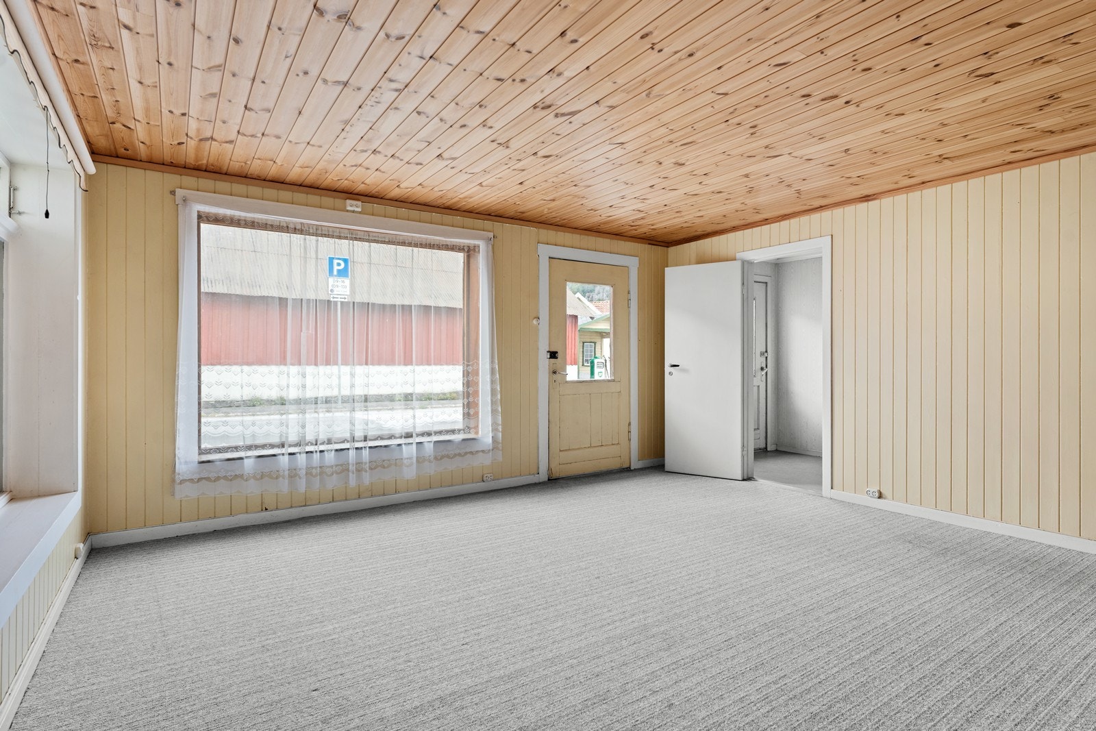Første etasje har tidligere vært brukt til forretning og leilighet. Galleribilde