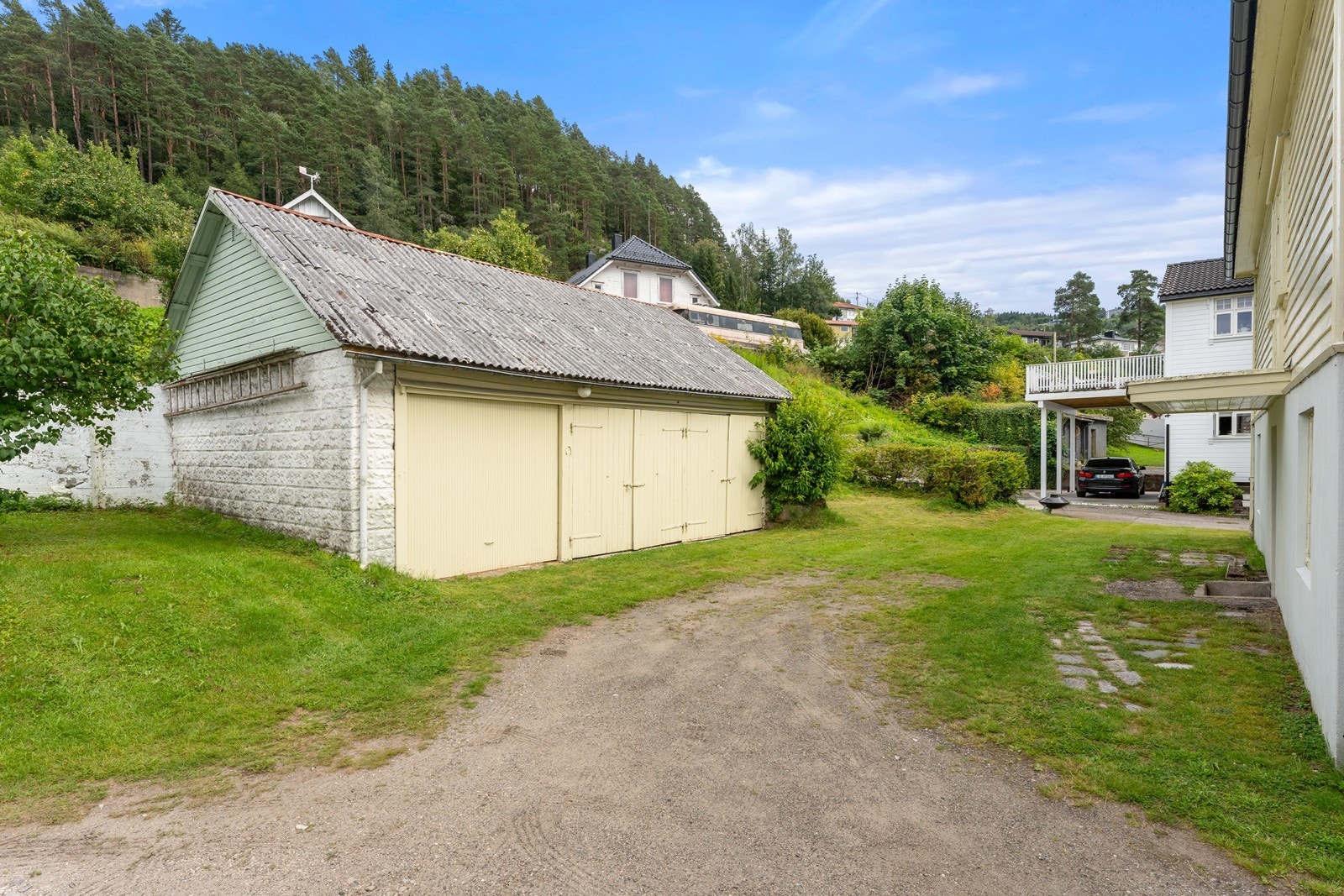 Medfølger en stor, trippel garasje. Galleribilde