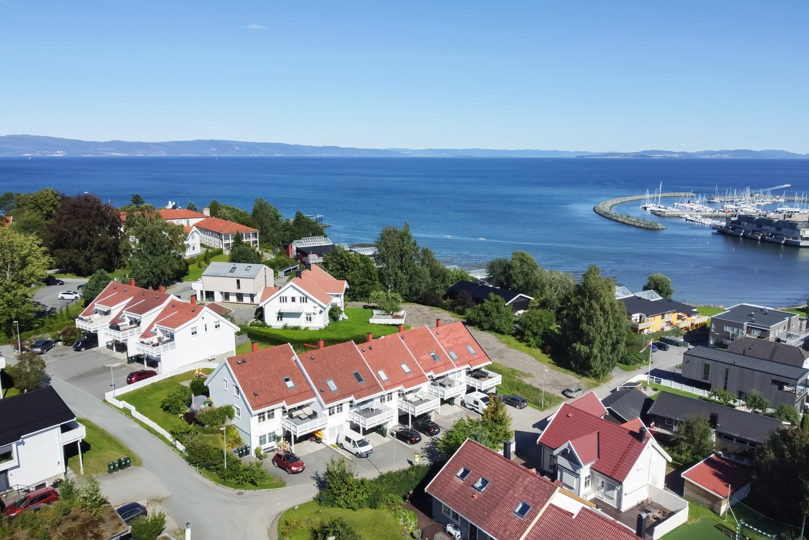 Har du lyst til å bo i et stort og innbydende rekkehus i et fredelig og solrik nabolag ved sjøen? Meld deg på visning i Nordlivegen 8 G! Galleribilde