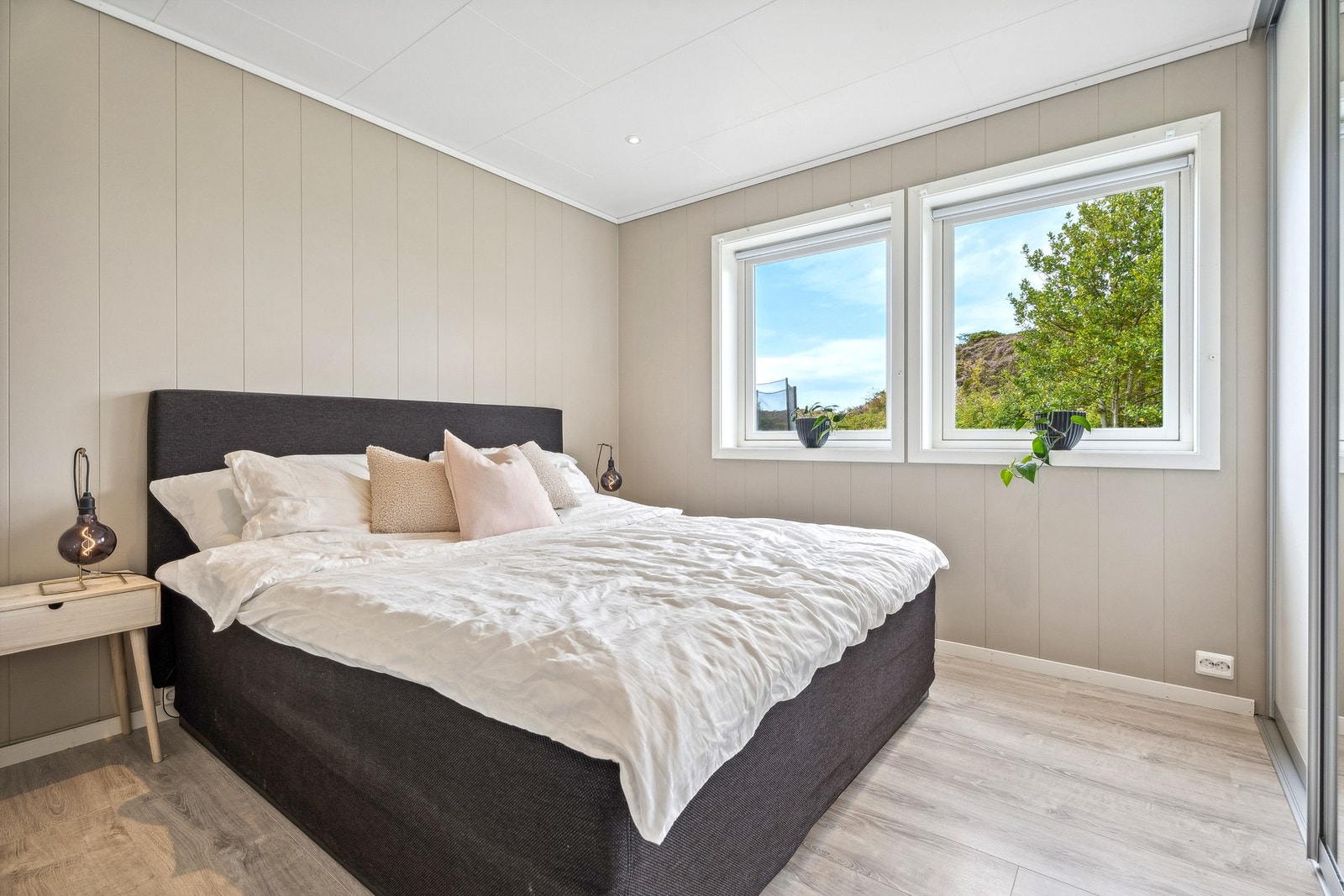 Boligen består av 3 soverom. Her er hovedsoverommet med stor skyvedørsgarderobe. Galleribilde