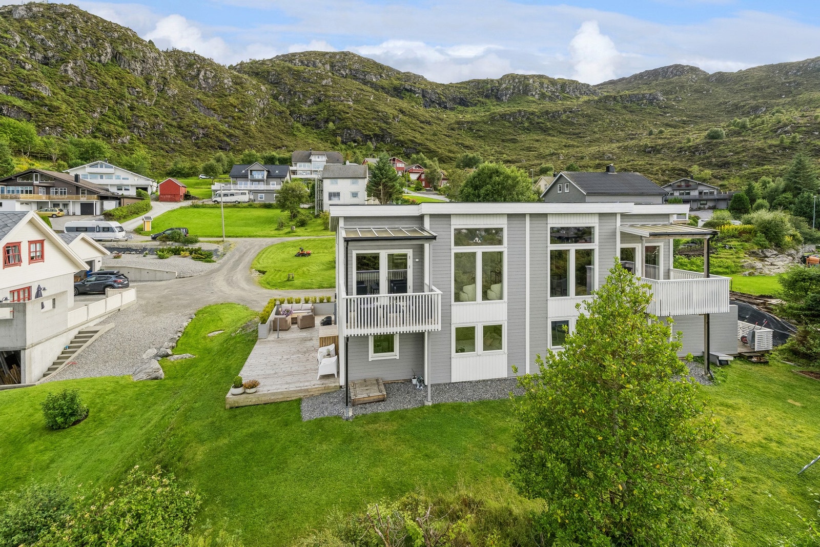 Boligen er fra 2015 og har tidsriktige farge- og materialvalg. Galleribilde