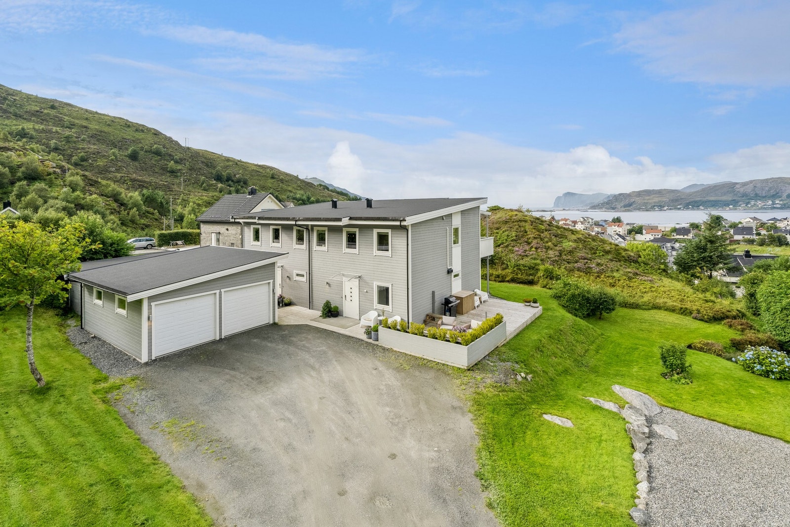 Garasjeplass i felles dobbelgarasje. Innstallert elbil-lader. Det er nå lagt asfalt. Galleribilde