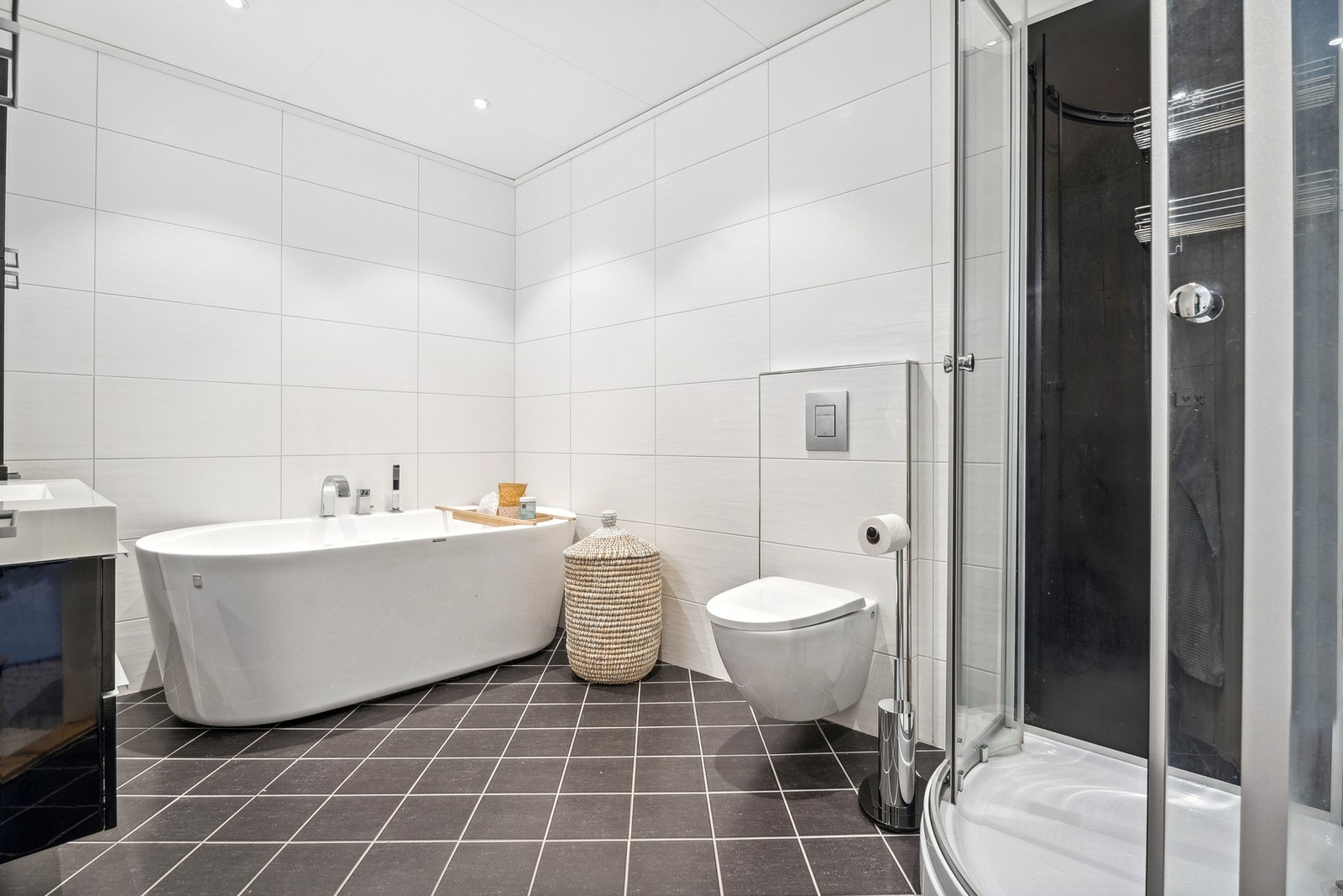 Romslig baderom med flis på vegger/ gulv. Varmekabler. Galleribilde