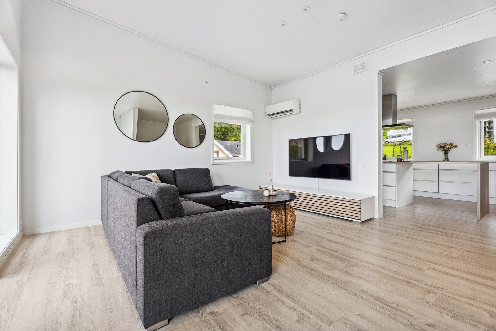 Det er åpen løsning mellom stue og kjøkken. Galleribilde