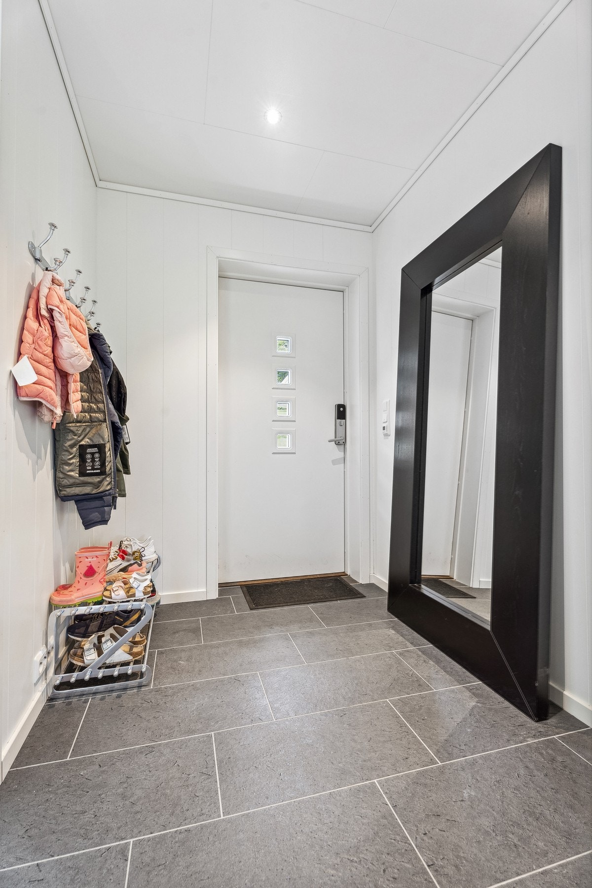 Velkommen inn! Flis og varmekabler på gulv. Galleribilde