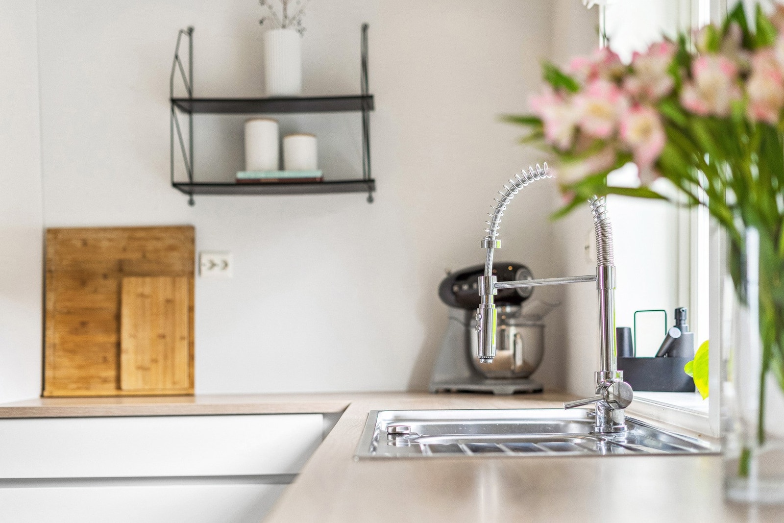 Integrerte hvitevarer: Stekeovn, mikro, platetopp, oppvaskmaskin og kjøl- og fryseskap. Galleribilde