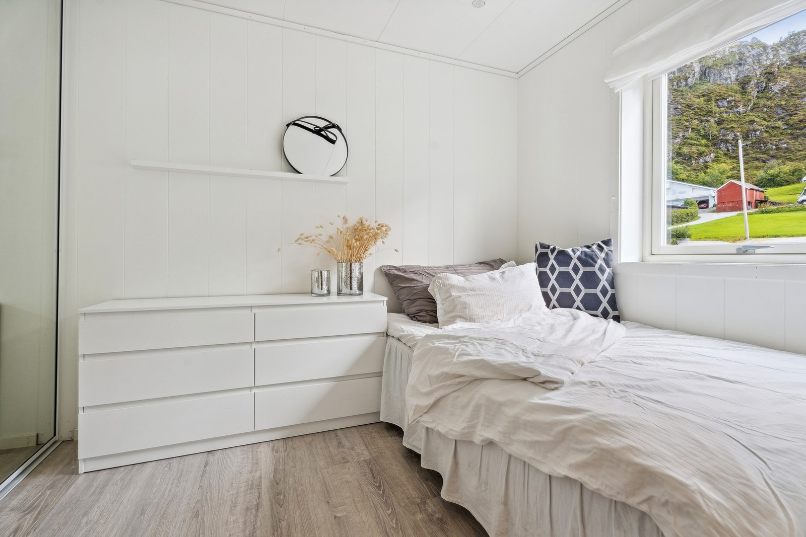 Soverom II, også med stor skyvedørsgarderobe. Galleribilde