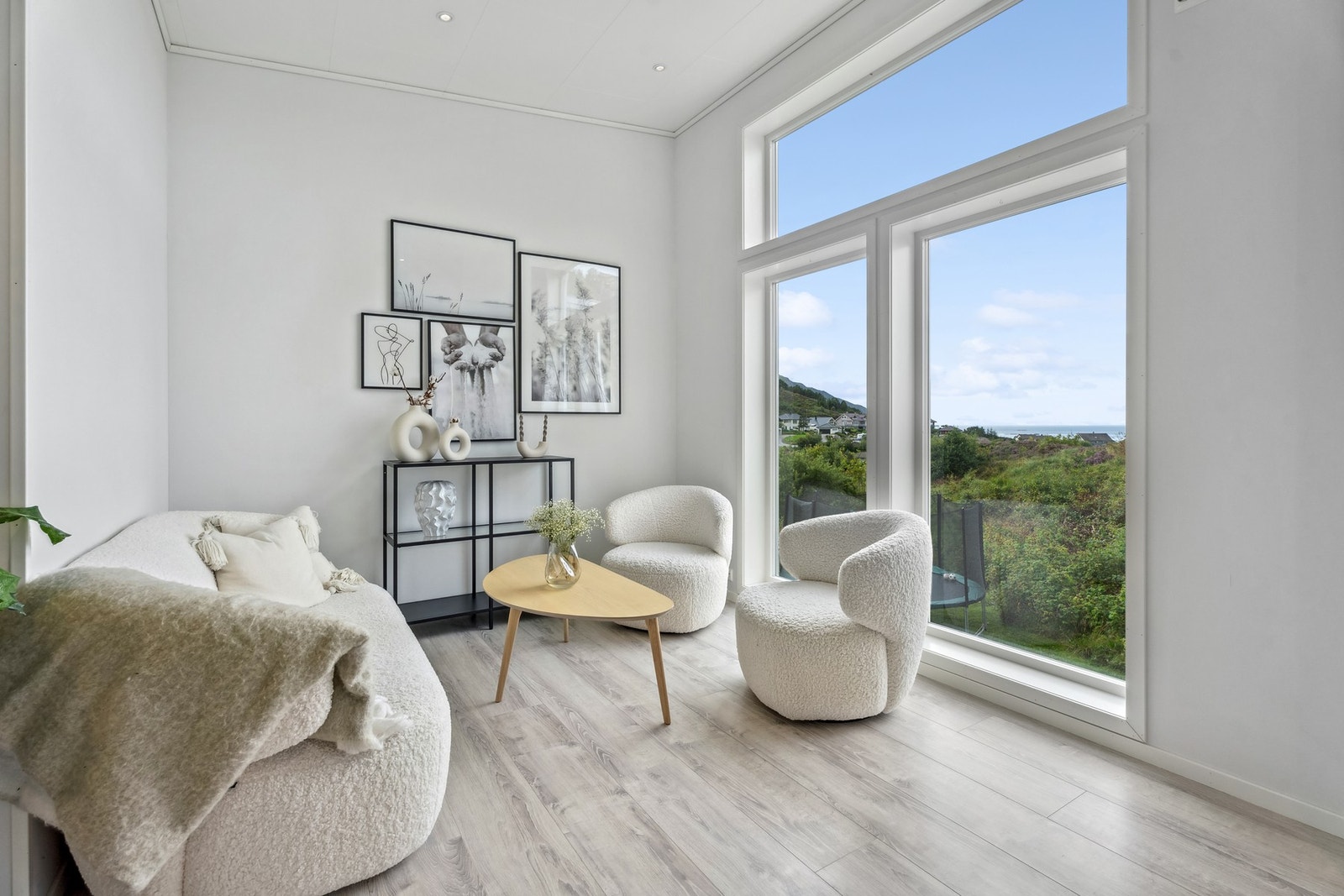 Stue med store vindusflater som gir mye lys inn. Galleribilde