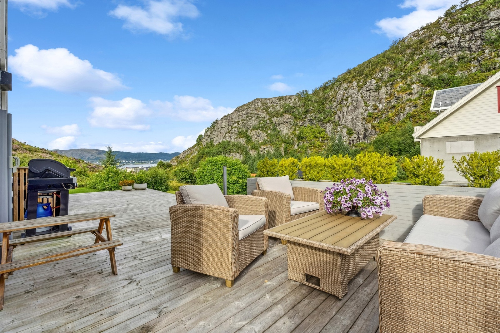 Flott uteplass med god plass til utemøbler, grill og mer. Galleribilde