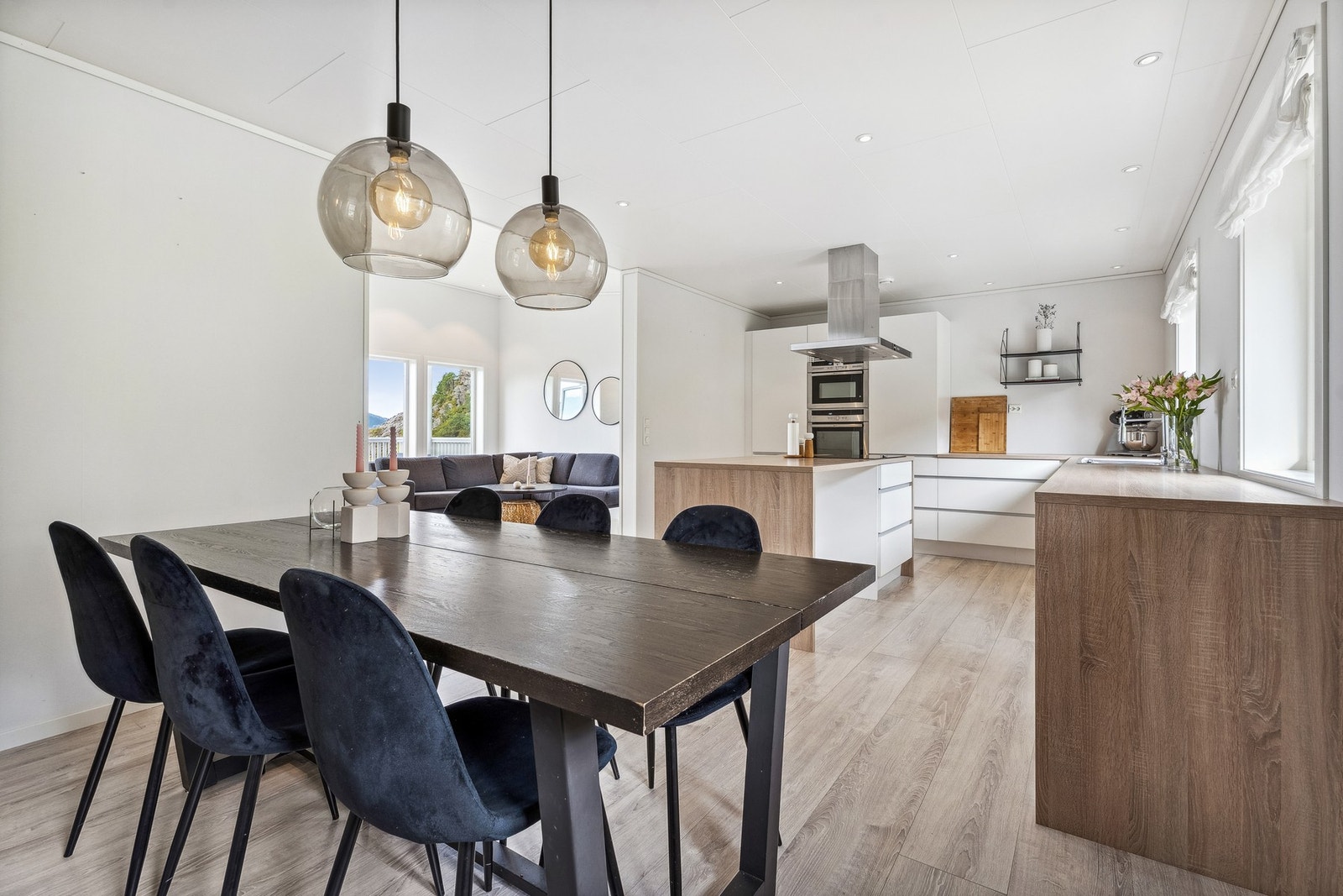 Spiseseksjonen finner sin naturlige plassering ved kjøkken-sonen. Galleribilde