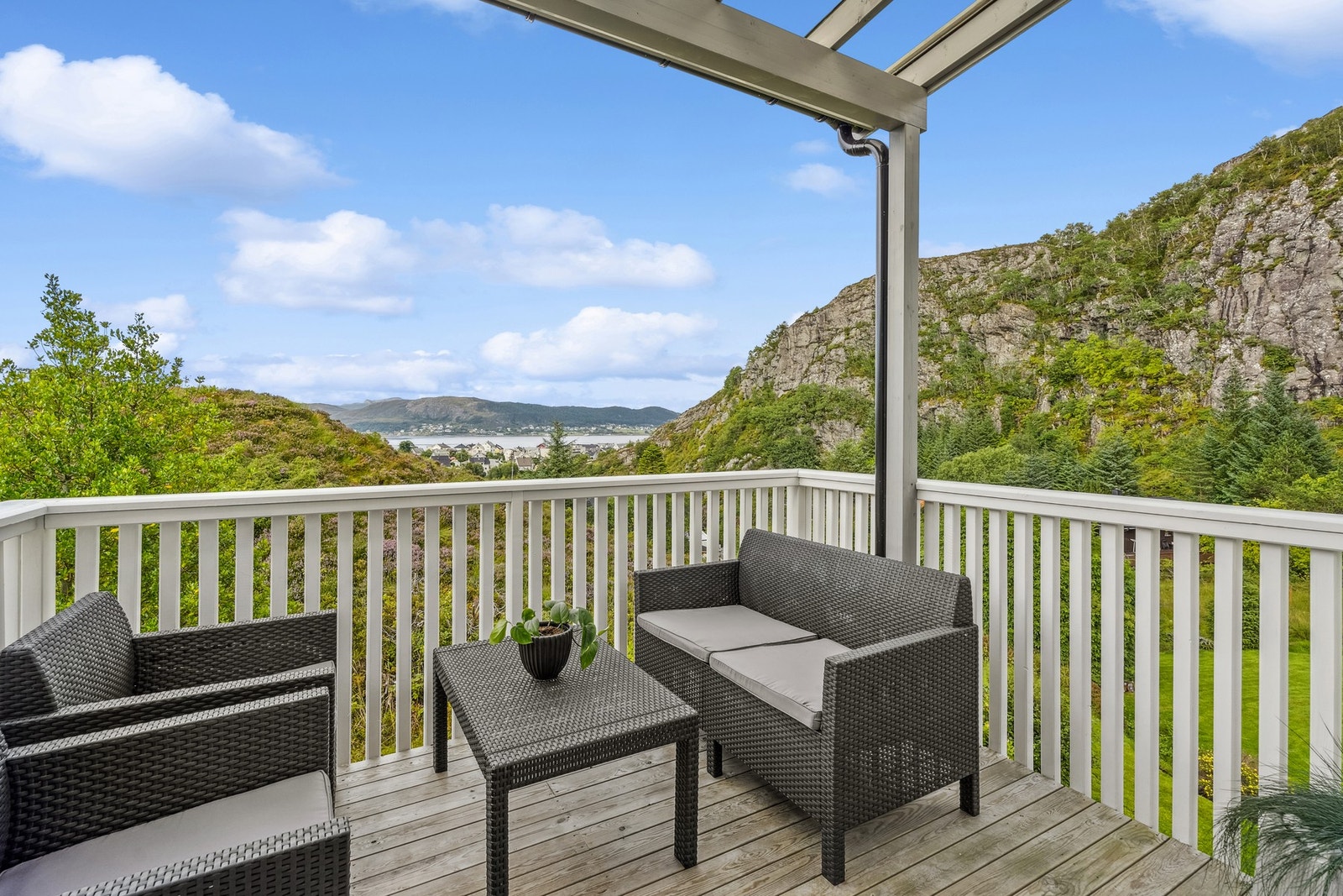 Fra stuen er det utgang til en herlig balkong med flott utsikt. Galleribilde