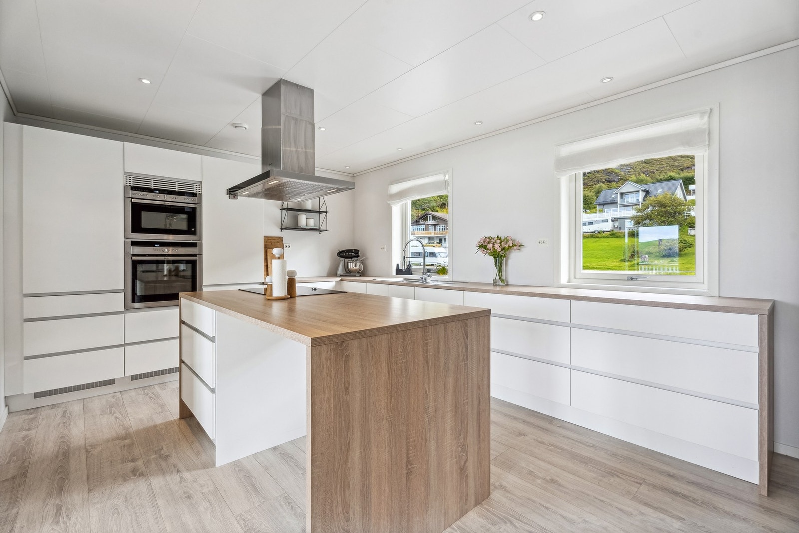 Lekkert kjøkken med mye oppbevaring- og benkeplass. Galleribilde