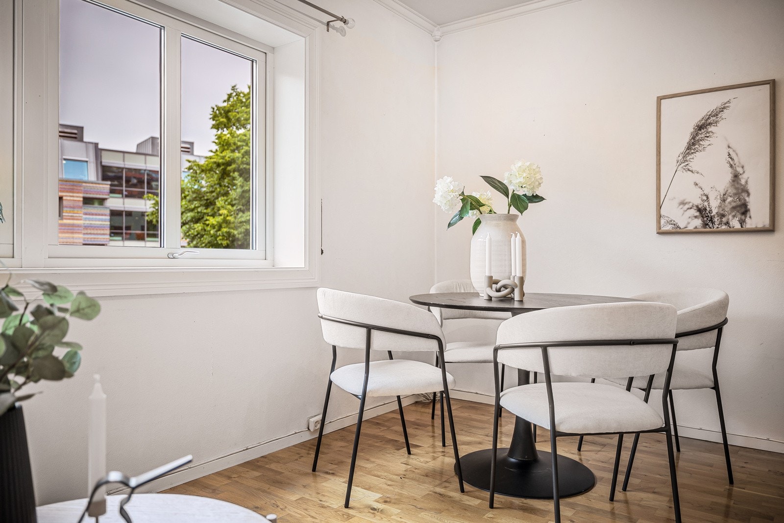 Her har du god plass til å innrede med sofagruppe, salongbord og en praktisk spisegruppe. Galleribilde