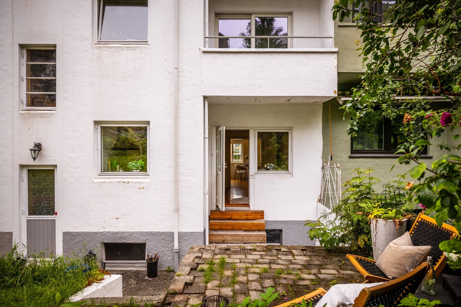Det er utgang til stor felles hage med platting og gode solforhold. Galleribilde
