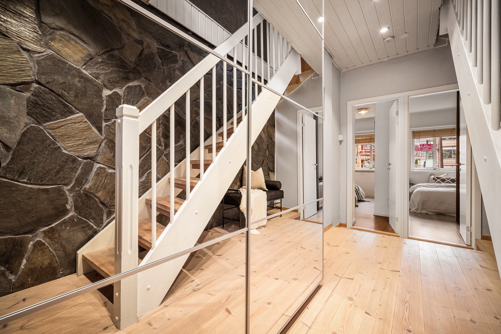 Tar man trappen ned til underetasjen hvor det er innredet med stor skyvedørsgarderobe med speildører. Galleribilde