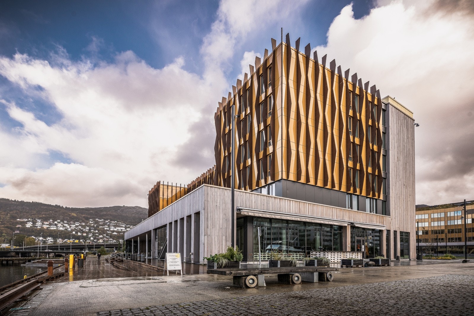 Moxy hotell med uteservering og gode badeplasser ligger kun en kort spasertur fra leiligheten. Galleribilde