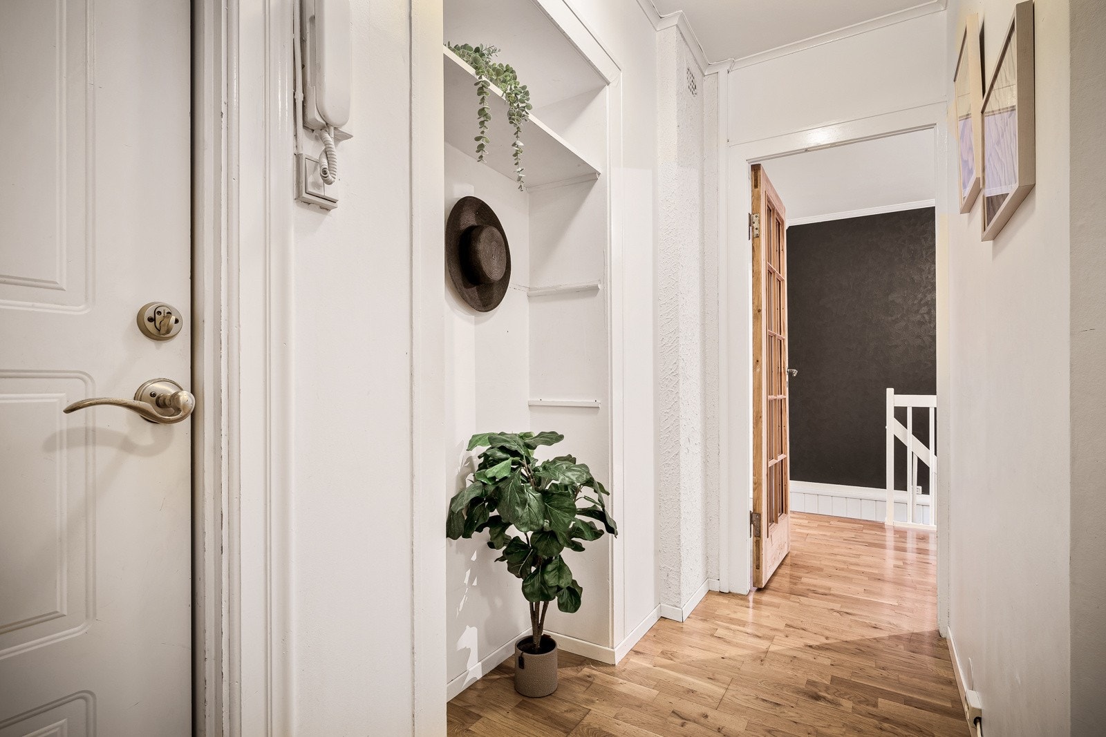 Velkommen inn! I gangen er det en liten nisje hvor du har plass til å henge fra deg både sko og yttertøy. Galleribilde