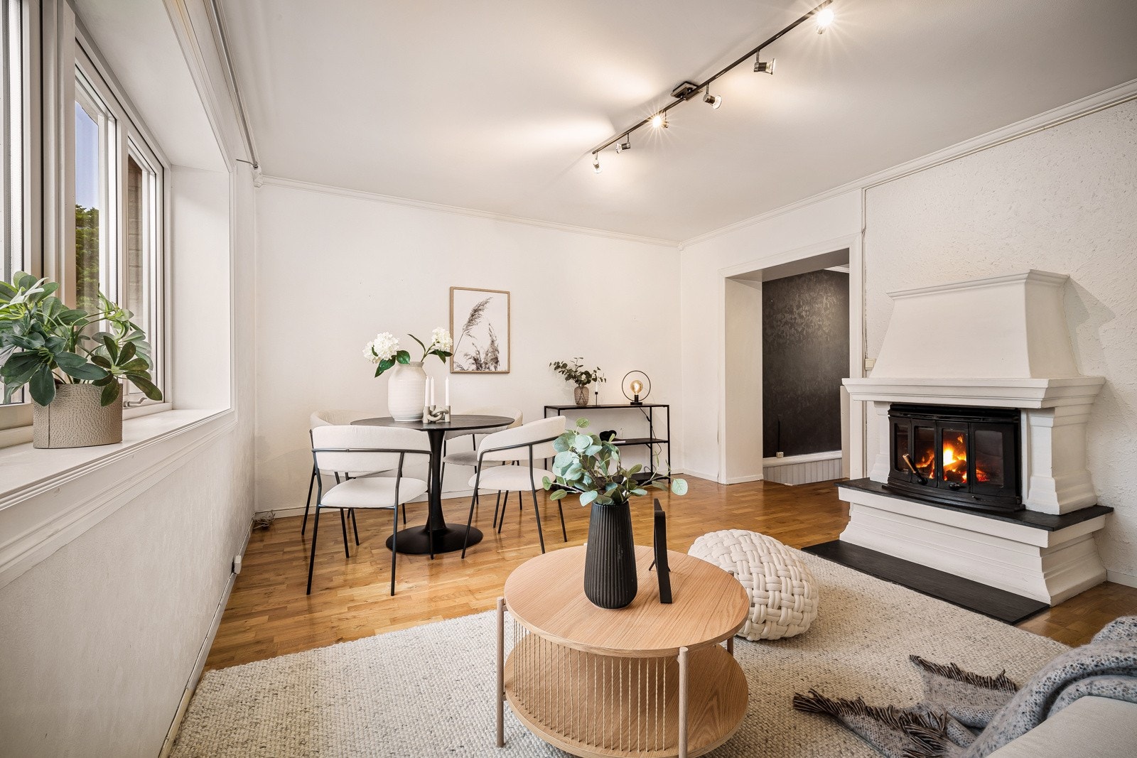 Peisen har en praktisk plassering slik at man enkelt kan holde på både varmen og kosen gjennom vinterhalvåret. Galleribilde
