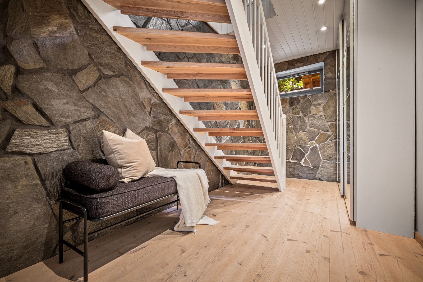 Under trappen er det en nisje hvor man for eksempel kan innrede med sovesofa for ekstra sengeplass. Det opplyses forøvrig om at trappen ikke er byggemeldt og godkjent. Mer info i salgsoppgaven. Galleribilde