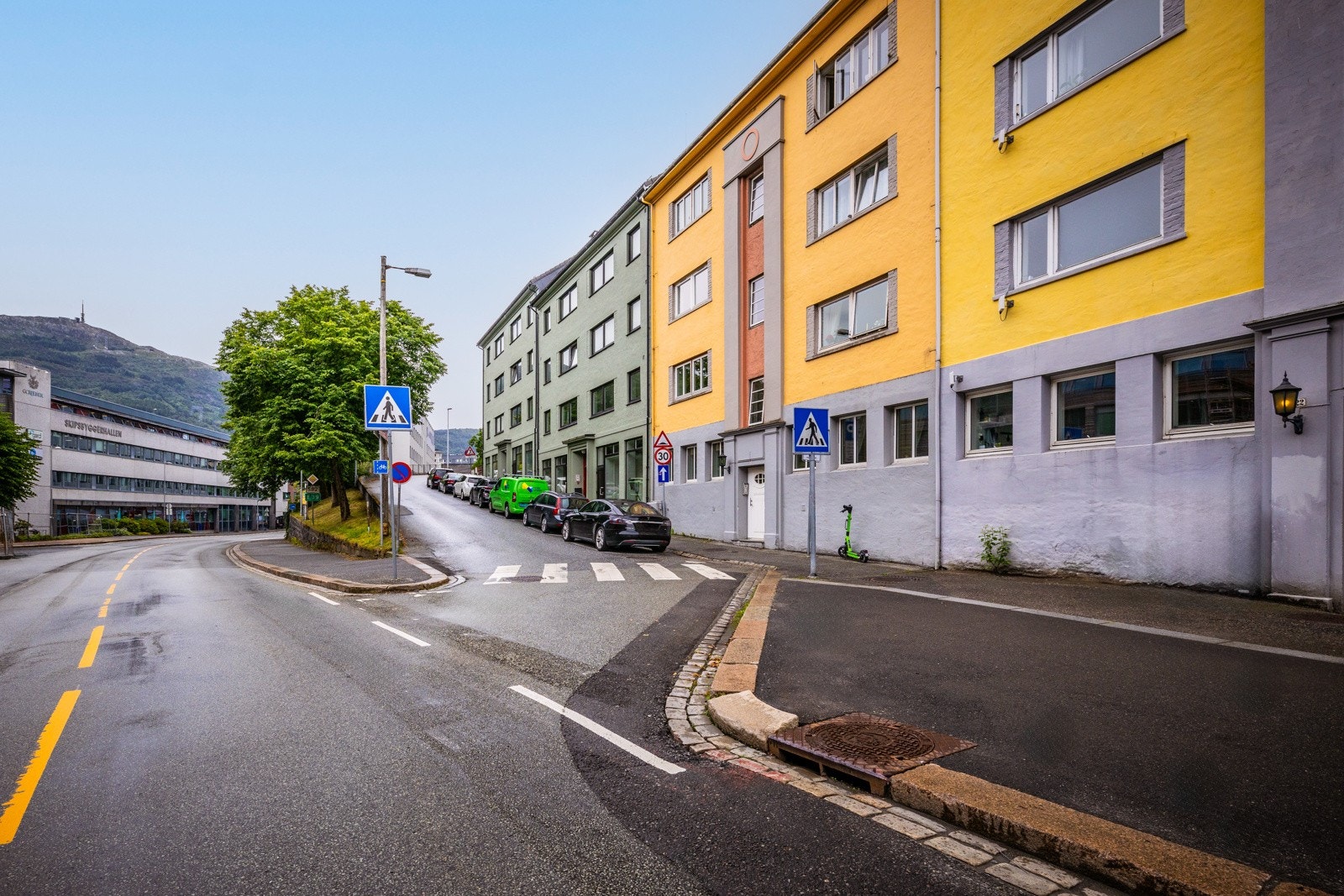 Eiendommen har en sentral og attraktiv beliggenhet i Solheimsviken, bare en liten halvtimes gangavstand fra Bergen sentrum. Galleribilde