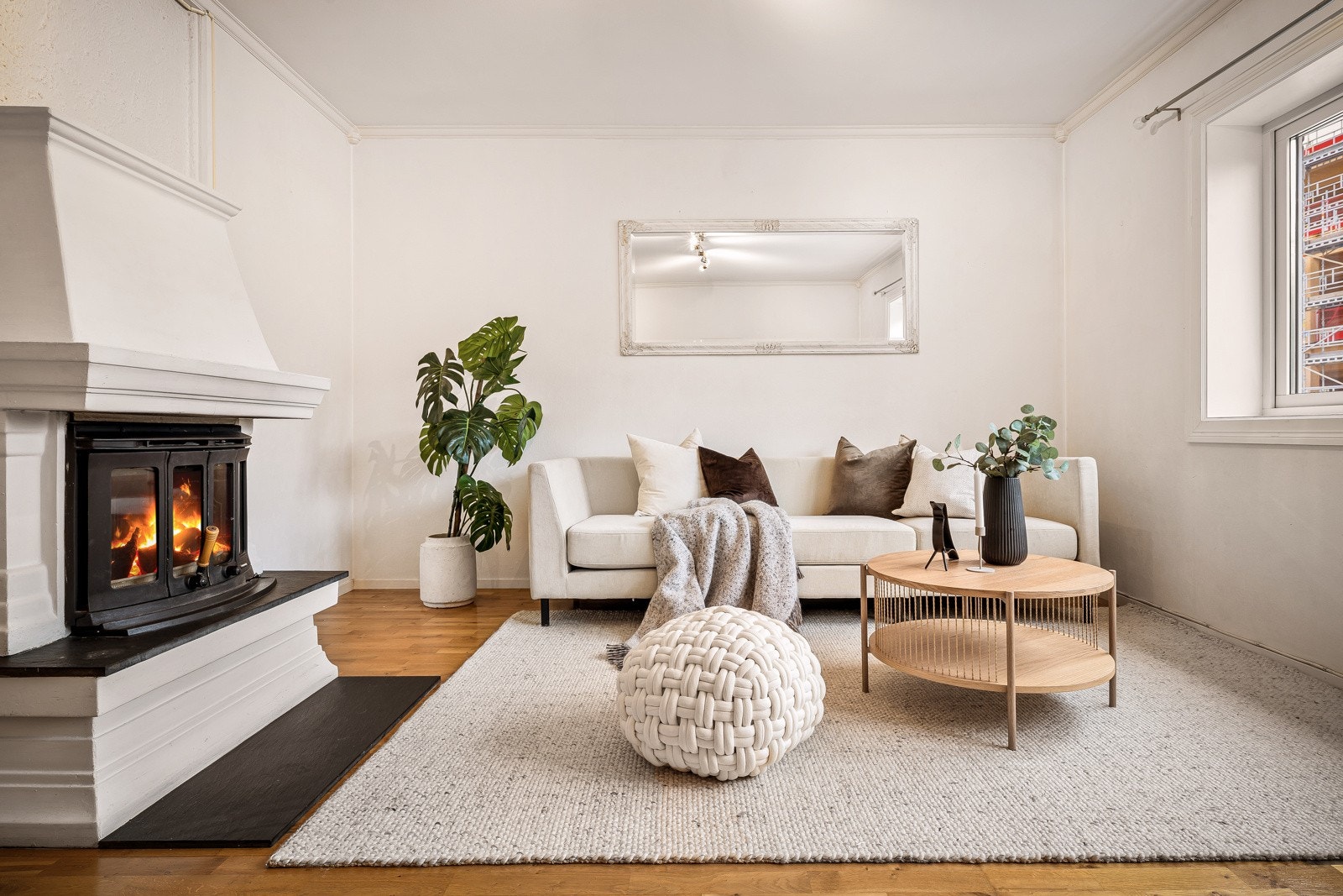 Stuen er romslig og innbydende med gode vindusflater som sikrer godt med naturlig lys og en god atmosfære i rommet. Galleribilde