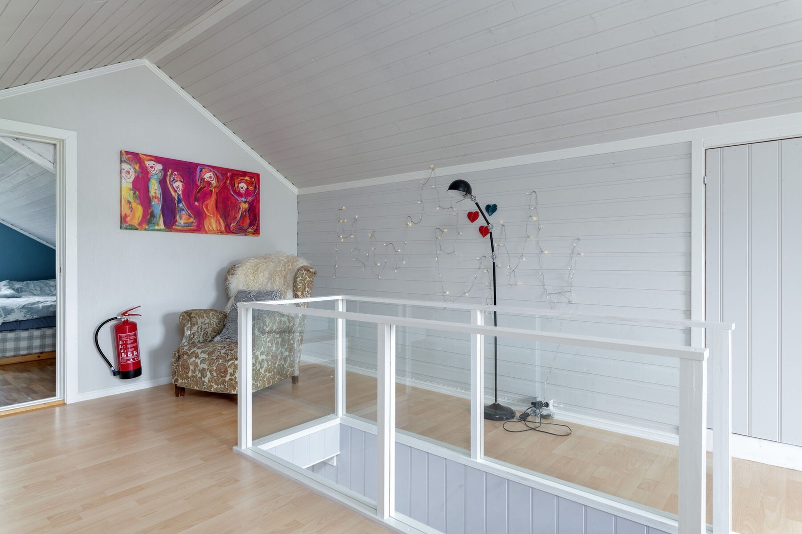 På loftet er det innredet til loftstue, samt et disponibelt/soverom. Galleribilde