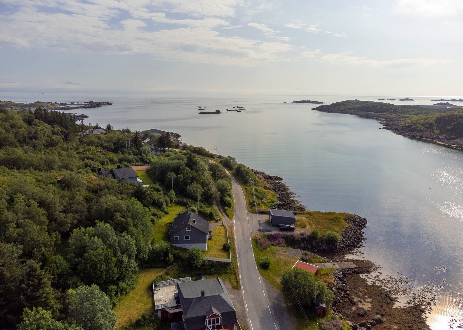 Eiendommen har en idyllisk beliggenhet rett ved sjøen, i naturskjønne omgivelser i Bø. Galleribilde