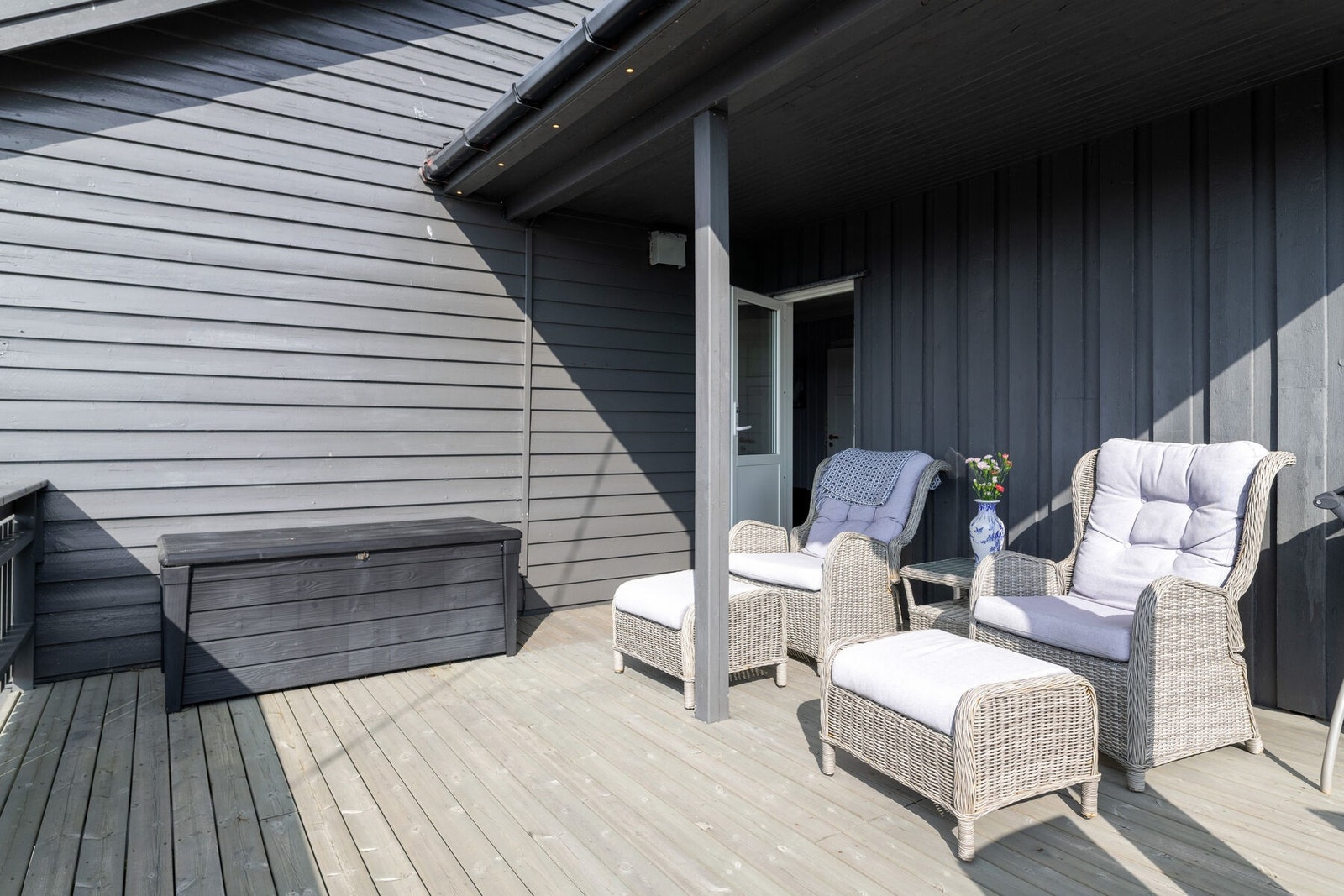 Verandaen er av god størrelse med plass til ulik møblering. Galleribilde