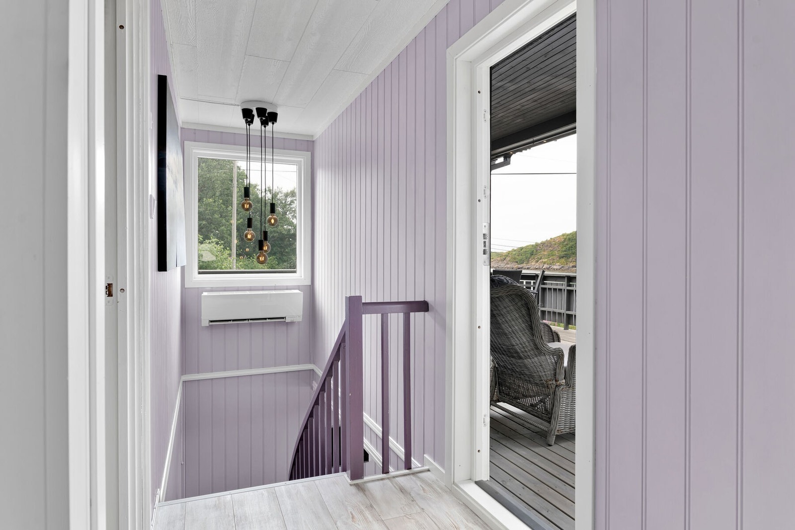 Trappegang 2. etasje med utgang til veranda. Varmepumpen sørger for god oppvarming i etasjene. Galleribilde