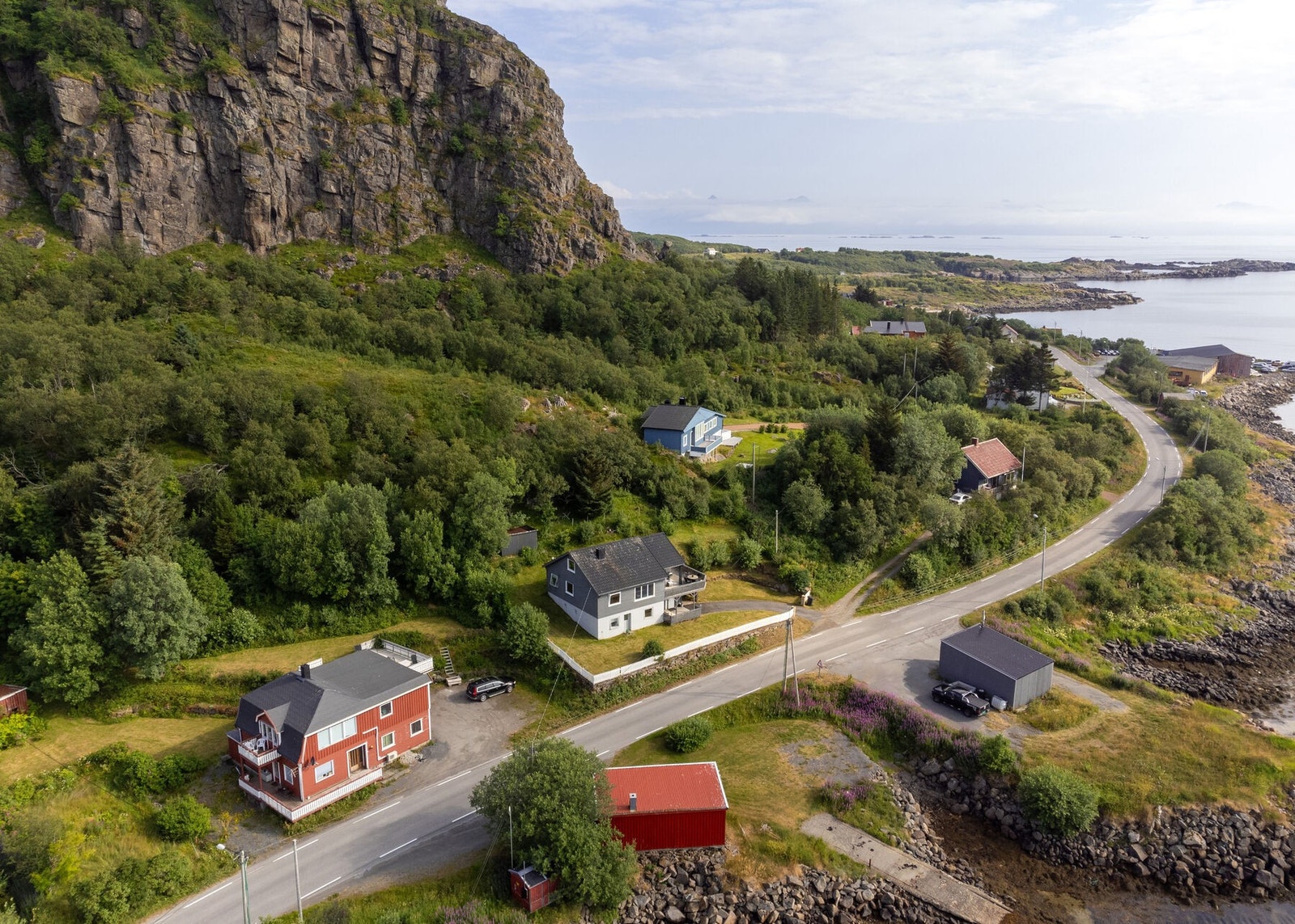 Eiendommen har en flott beliggenhet i Steinsvika i Bø, med utsikt mot sjø og natur. Galleribilde